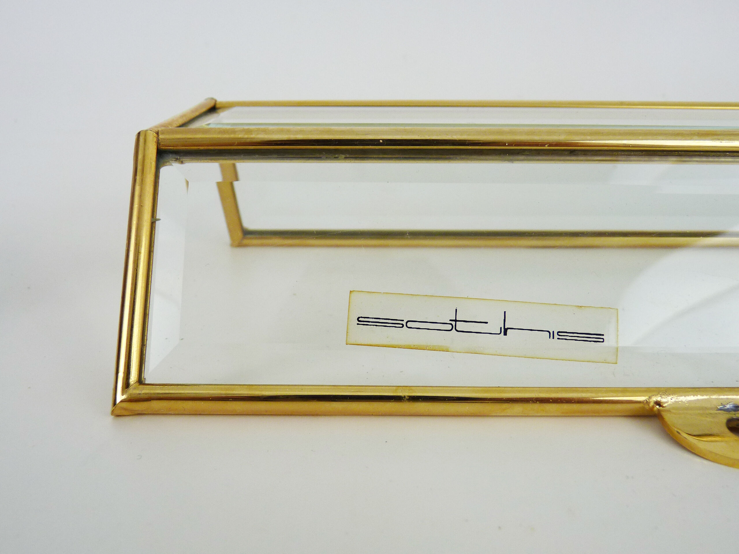 Paire d'appliques murales Sothis, structure bois, laiton et 3 faces en verre biseauté