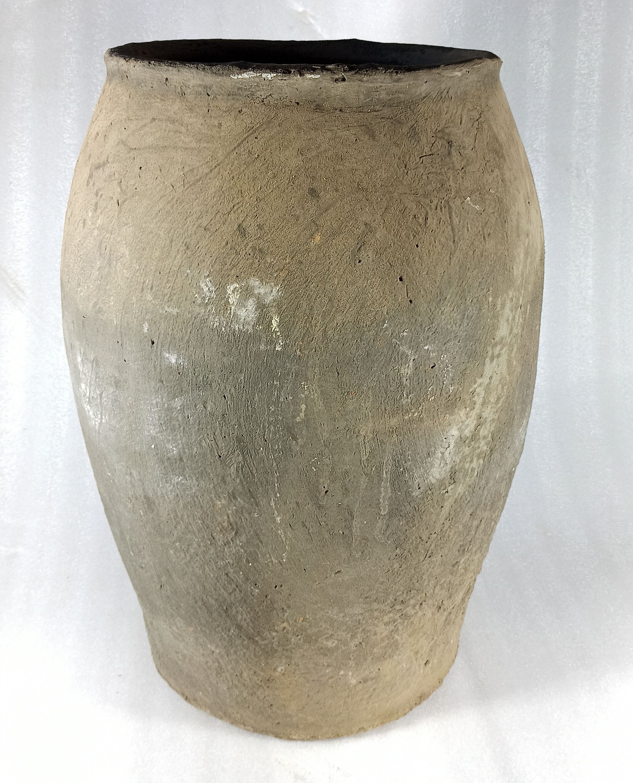 Old terracotta pot / grey jar