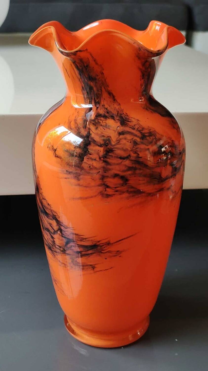 Corolla floral base. In blown Art glass, Murano Italy style. Black plumes of smoke. High 24 cm