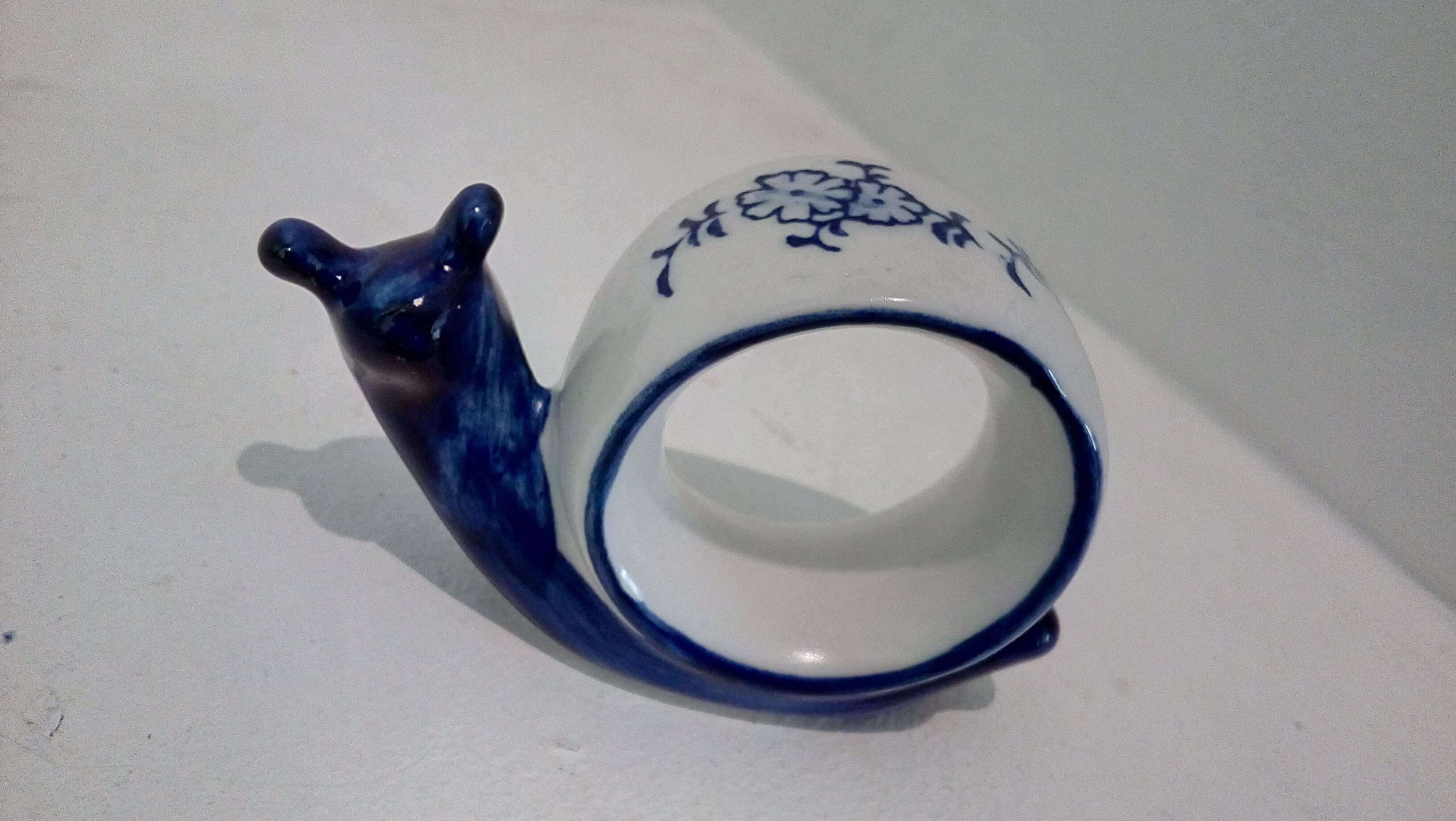 Set of 6 rounds of blue ceramic snail towel