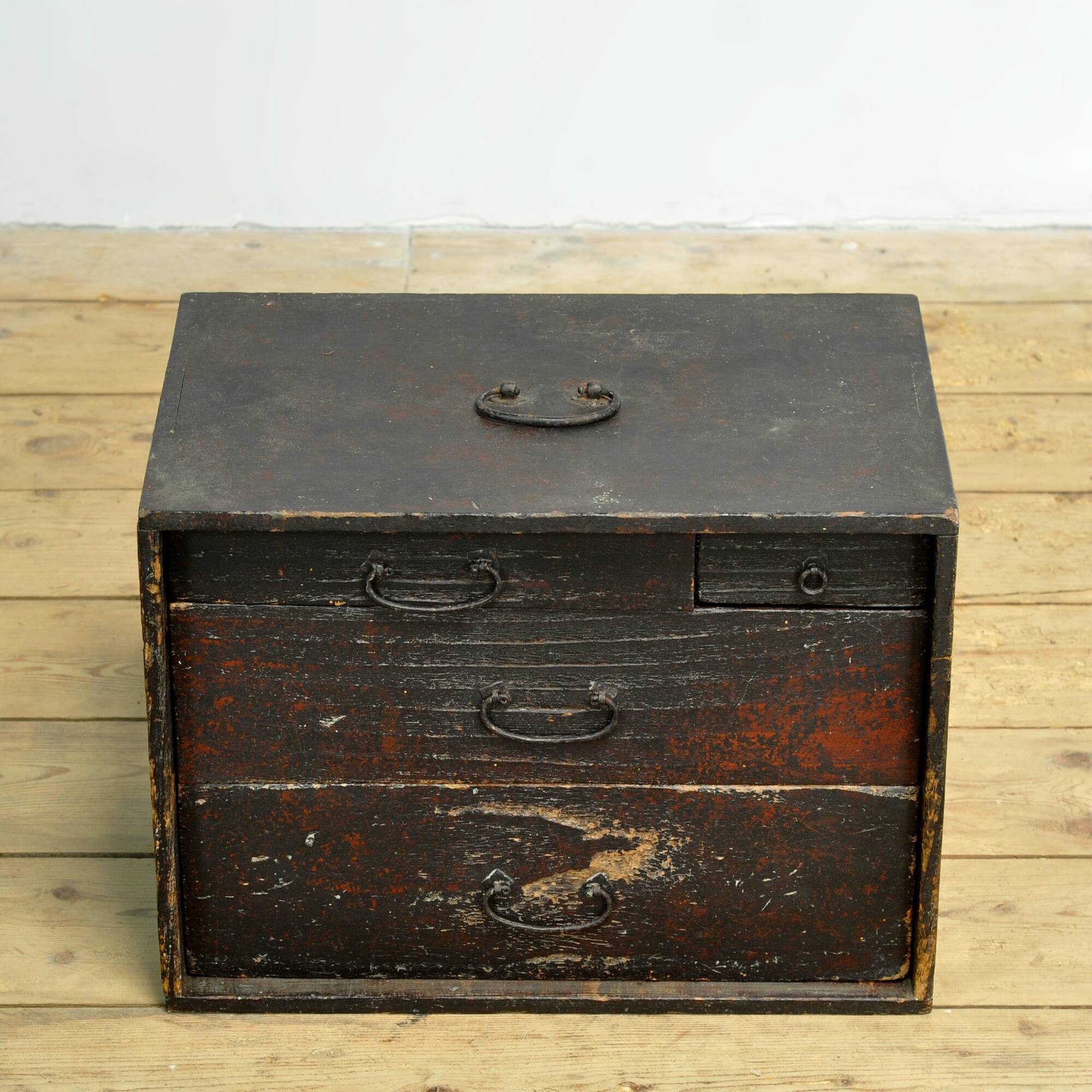 Small Japanese chest of drawers, circa 1900