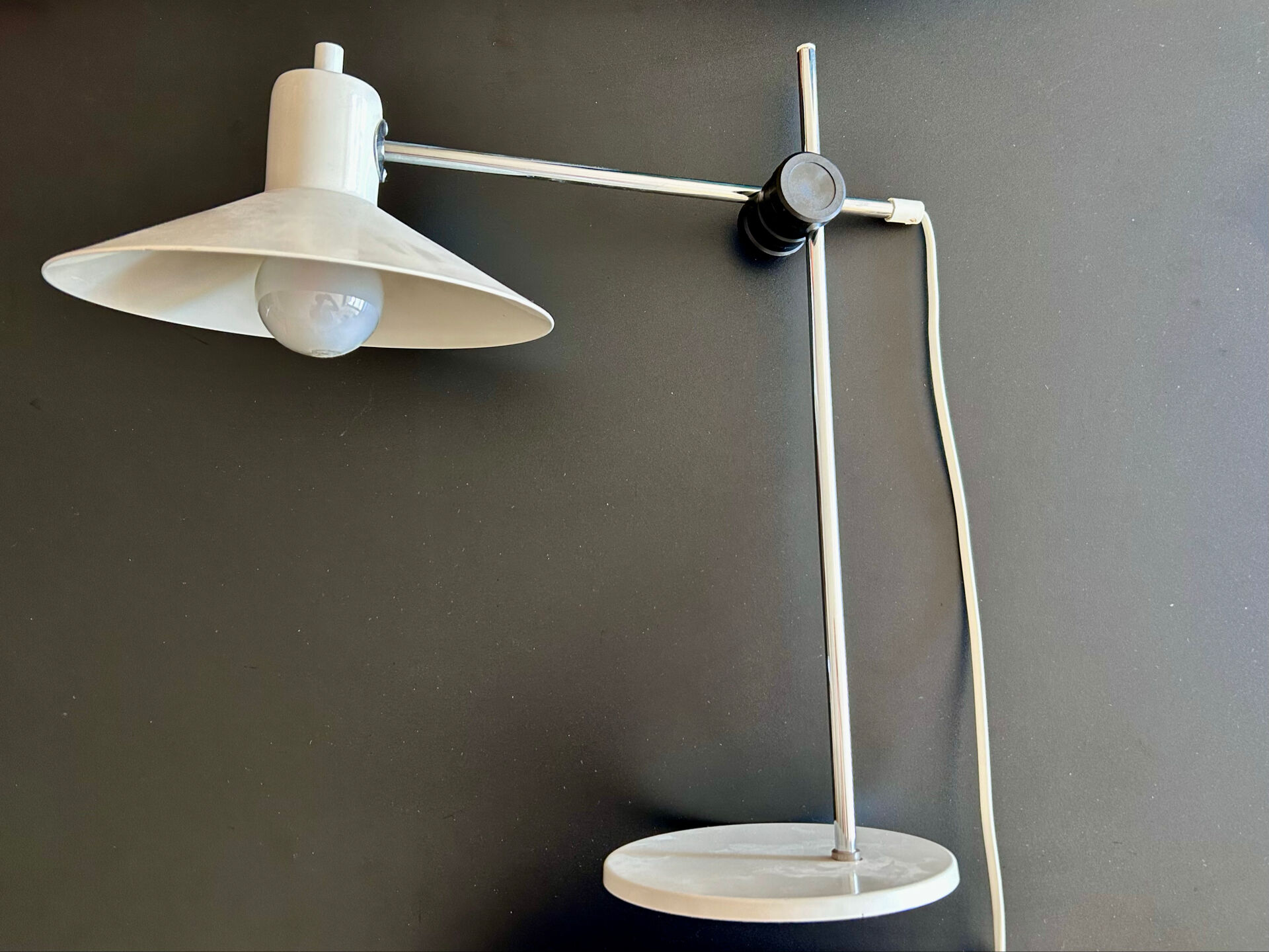 Articulated lamp in white colour.