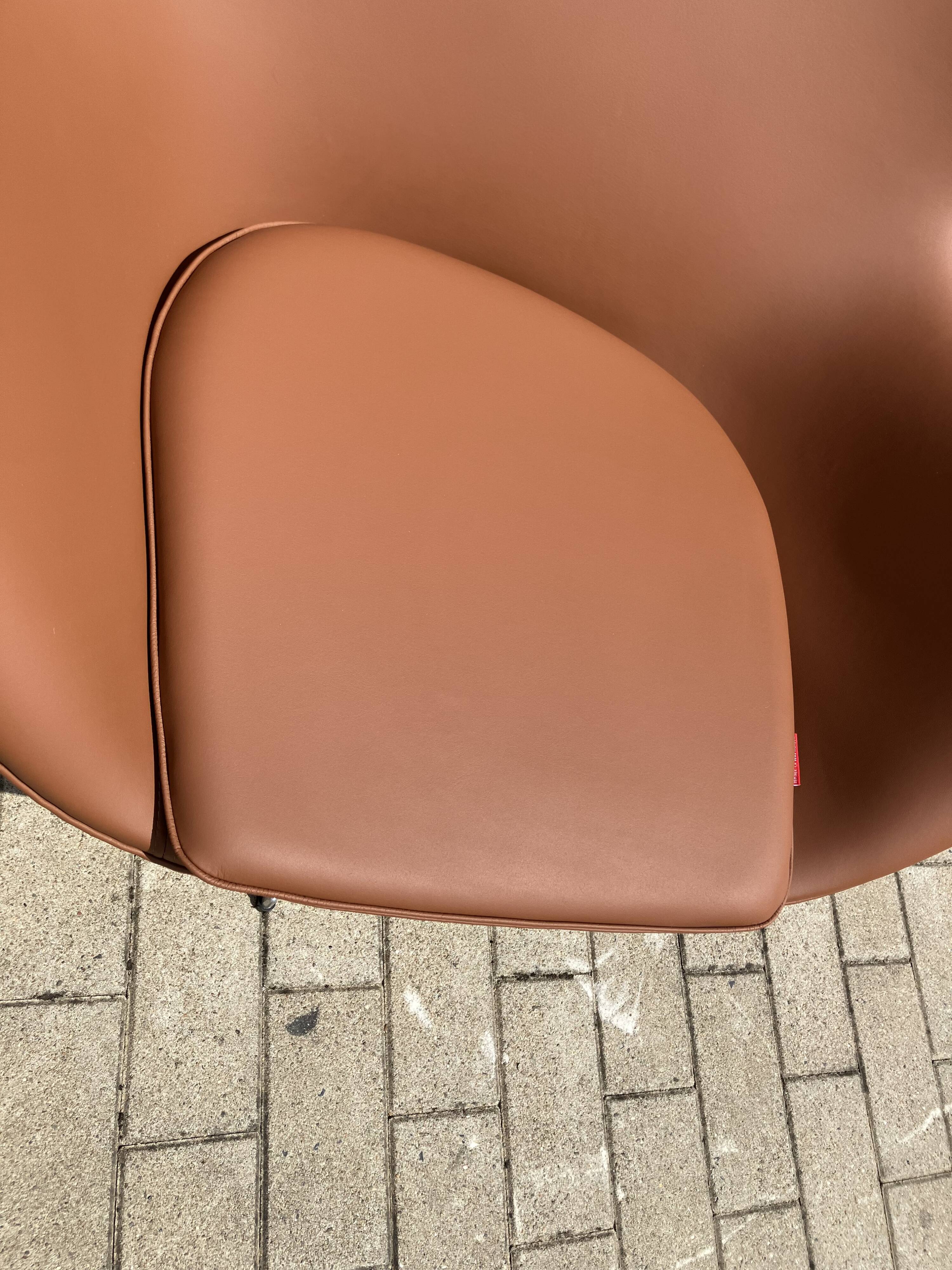 2x Fritz Hansen Egg Chair +1x Ottoman in Cognac leather NIEUW!!