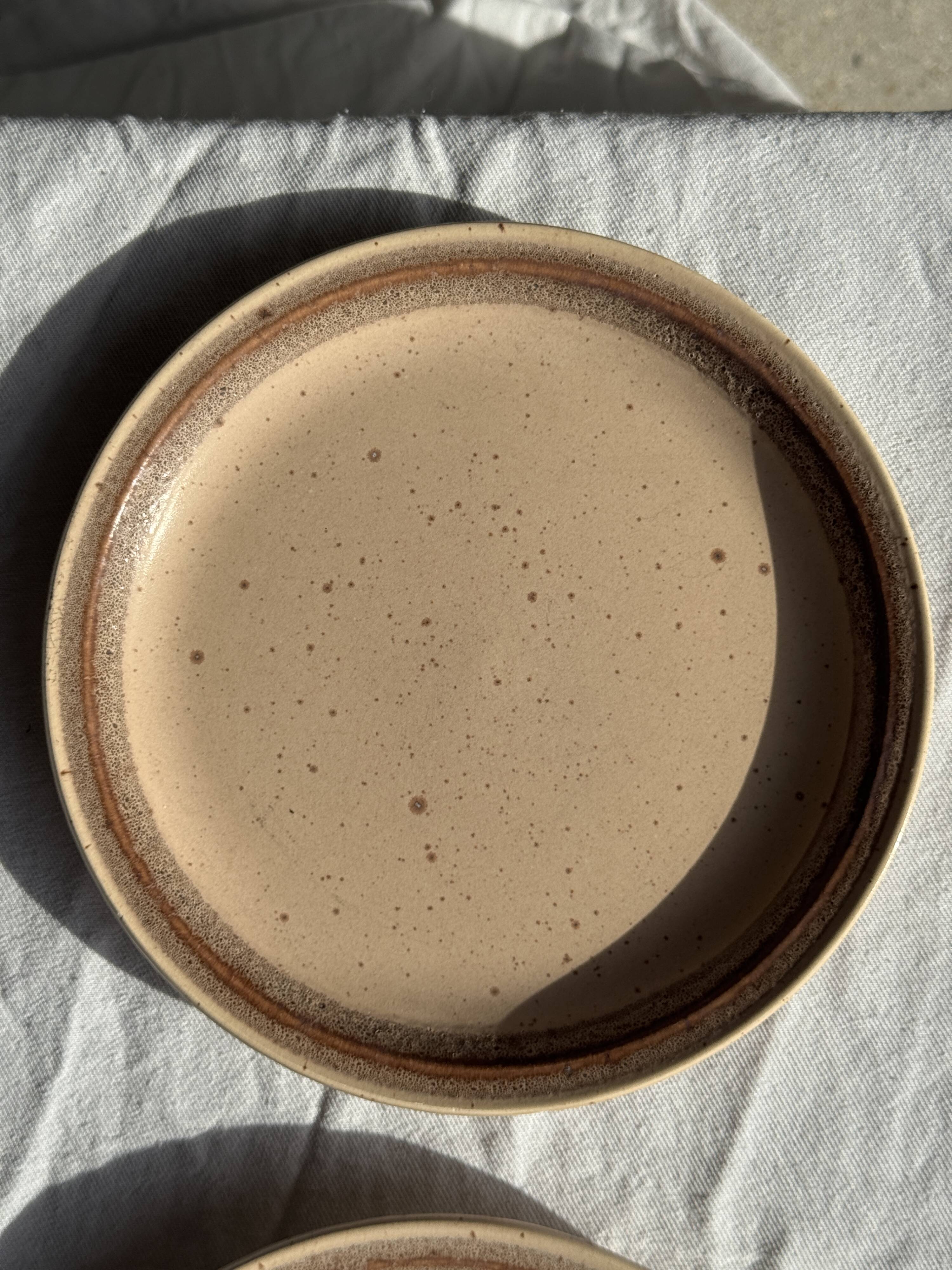 Lot de 4 assiettes à dessert en grès beige liseré brun Sarreguemines grès