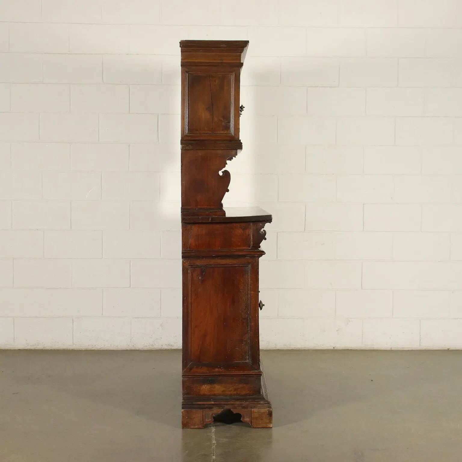 Baroque buffet in walnut and poplar, Italy, 18th century.