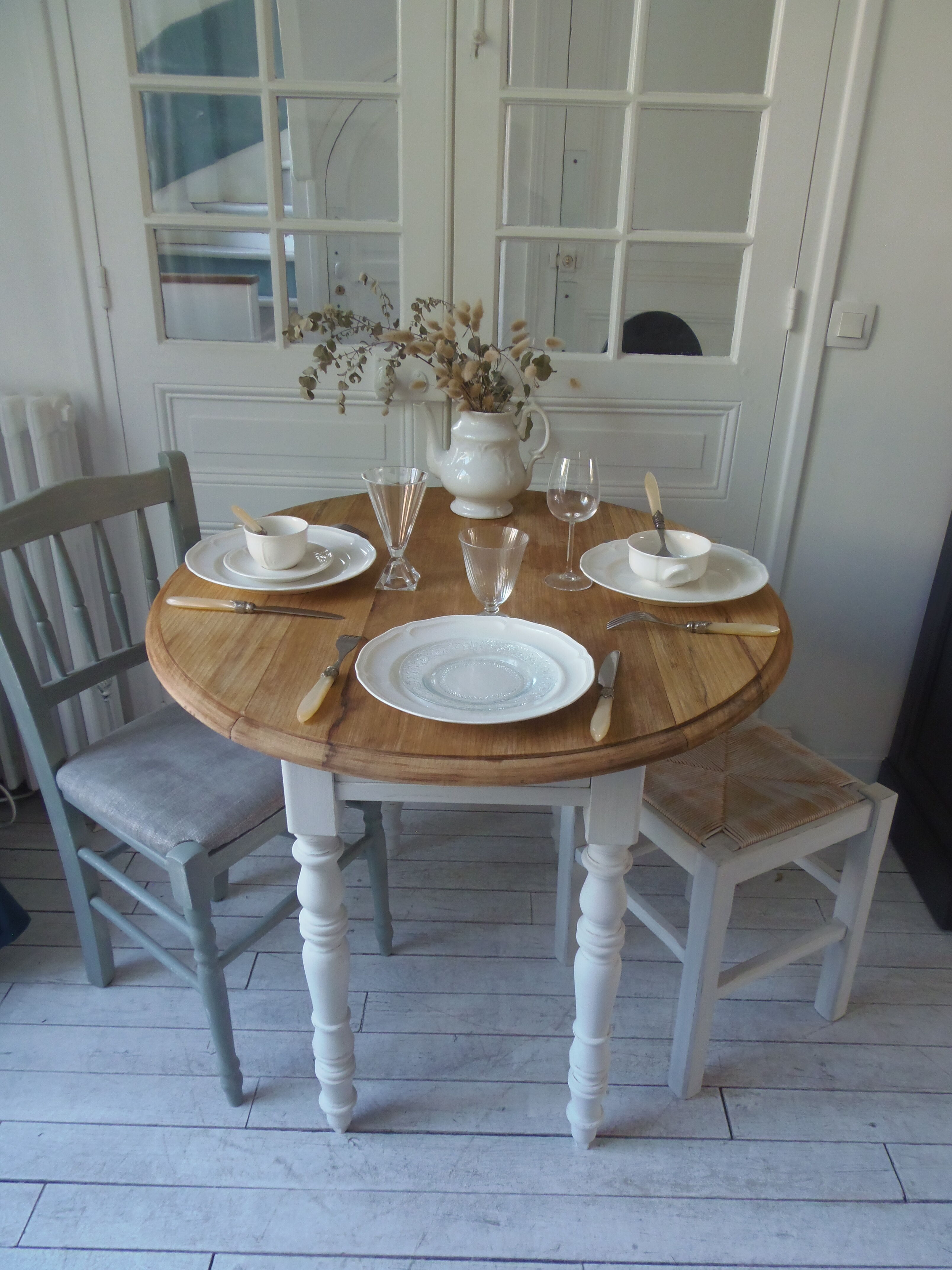 Oval table with beaded grey patinated flaps, wooden tray