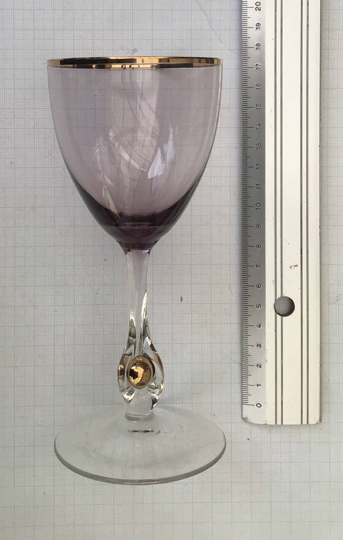Joseph Stanik 6 red wine glasses of the Zuzanna model in Amethyst color with rims and golden ball