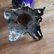 Paire d'aiguières en régule doré et verre bleu