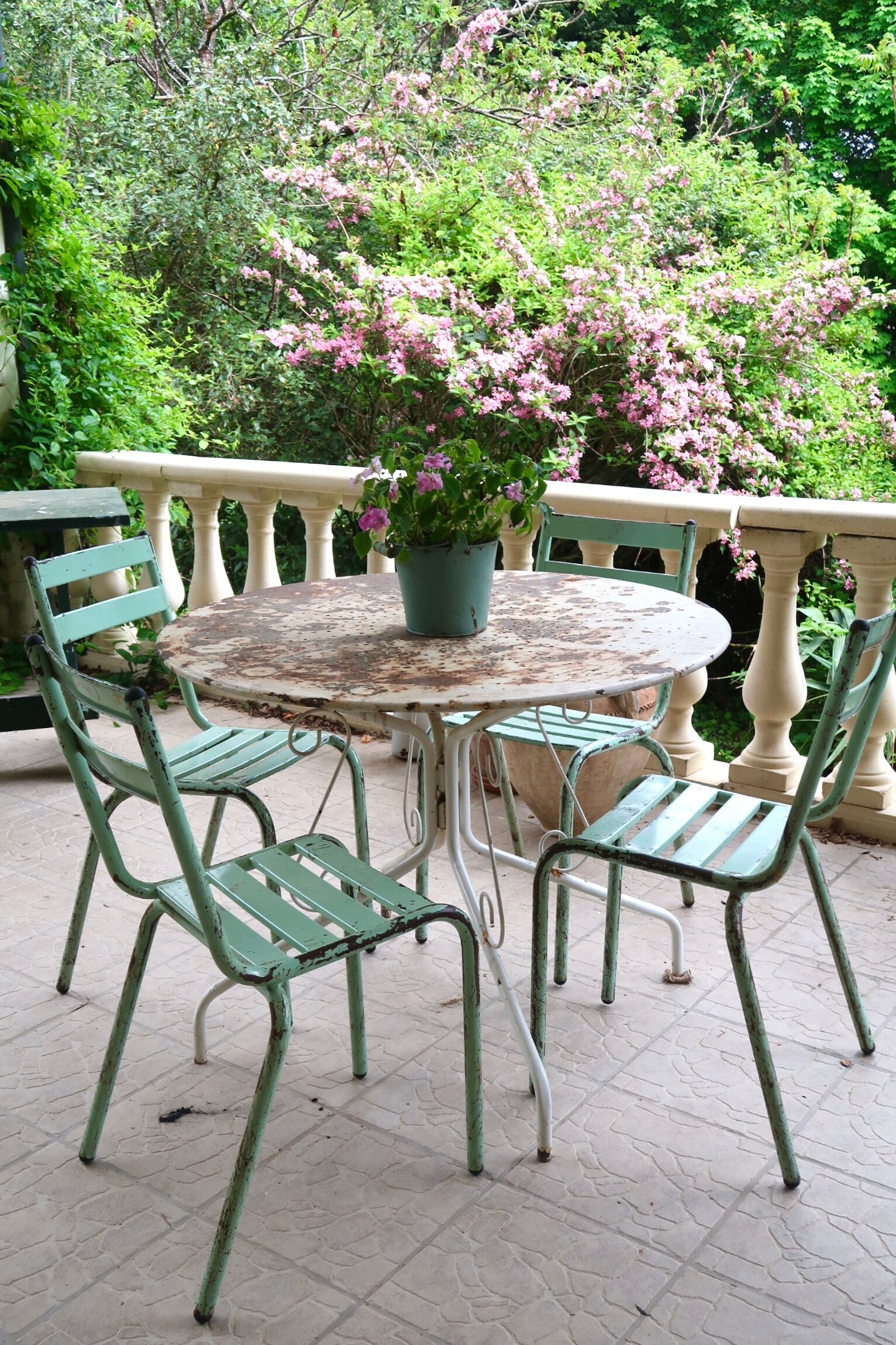 Set of 8 Art Prog metal garden chairs