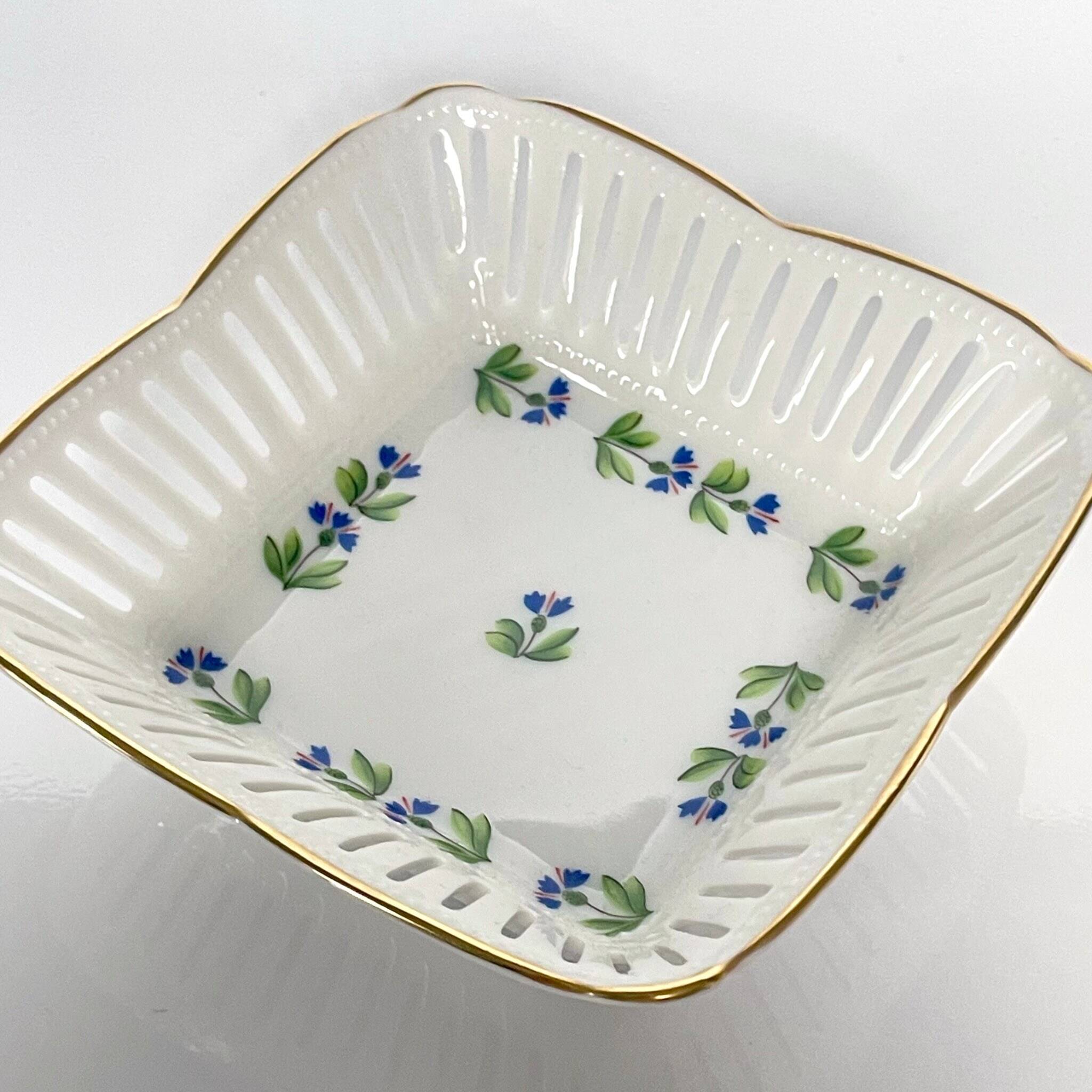 Porcelain Pocket Emptier - Manufacture du Lys Royal with Cornflower decoration