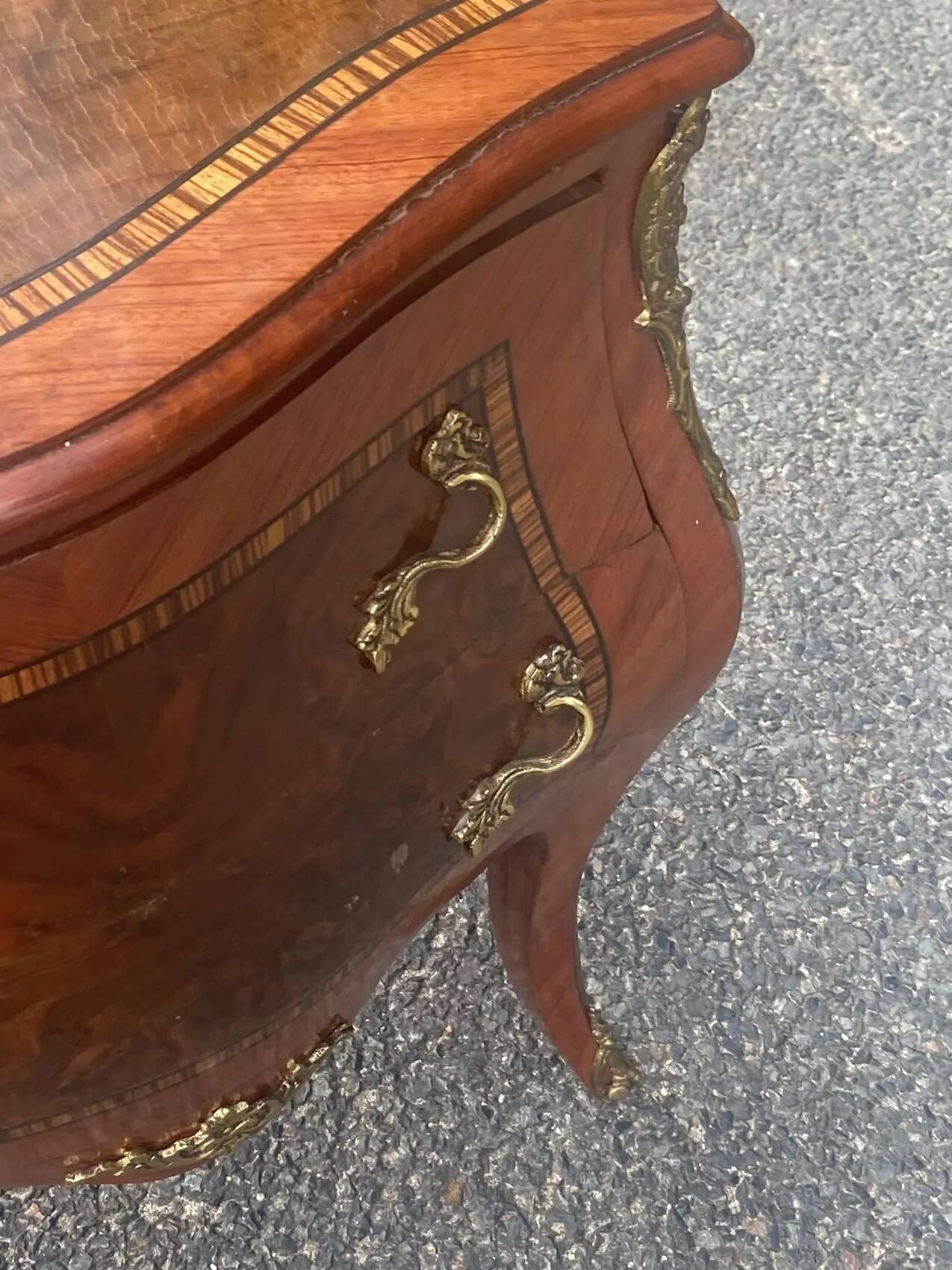 Commode galbée de style Louis XV