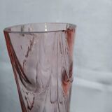 Vase en verre rose effet drapé