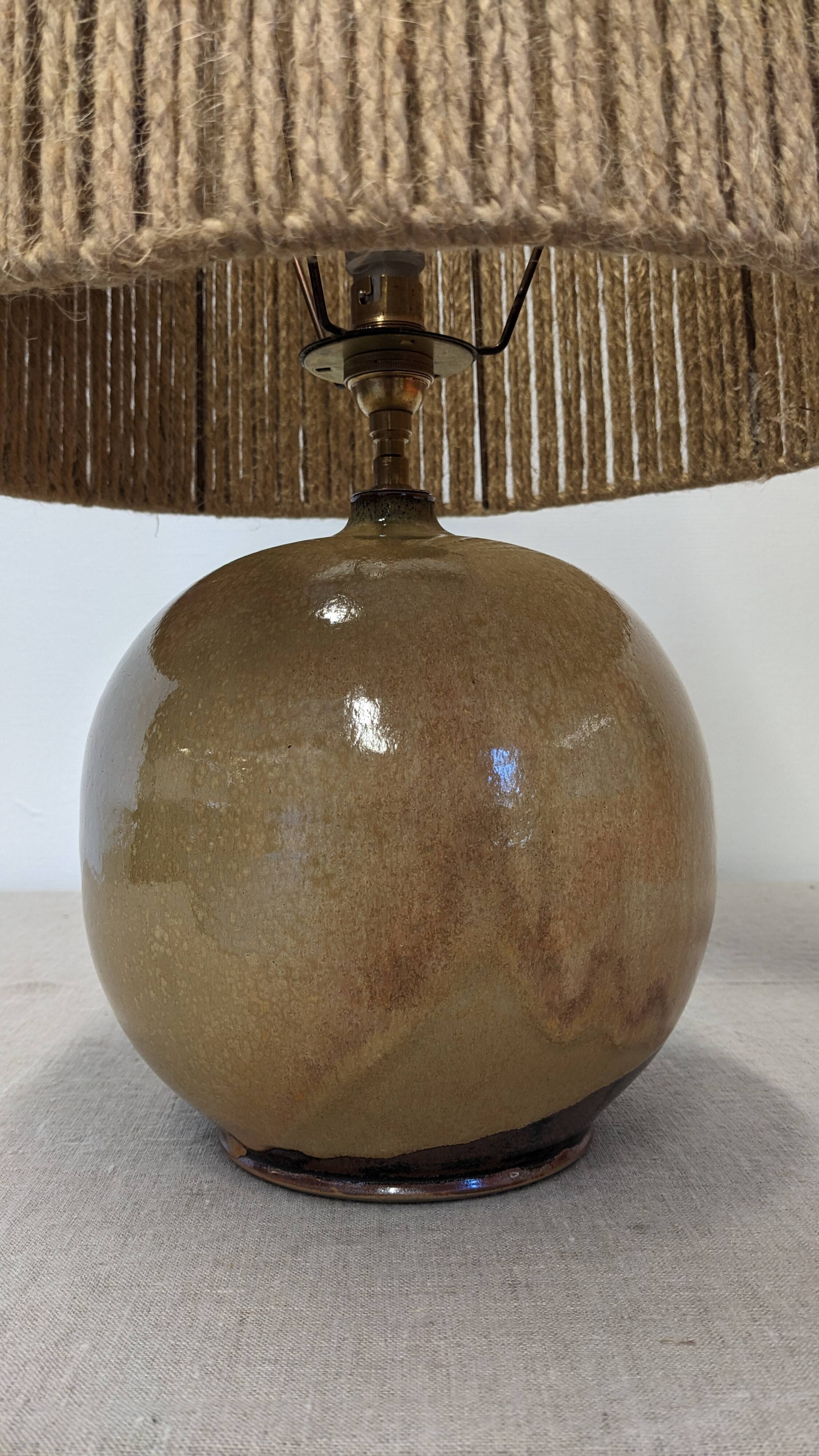 Lampe boule vintage en grès émaillé et corde de jute