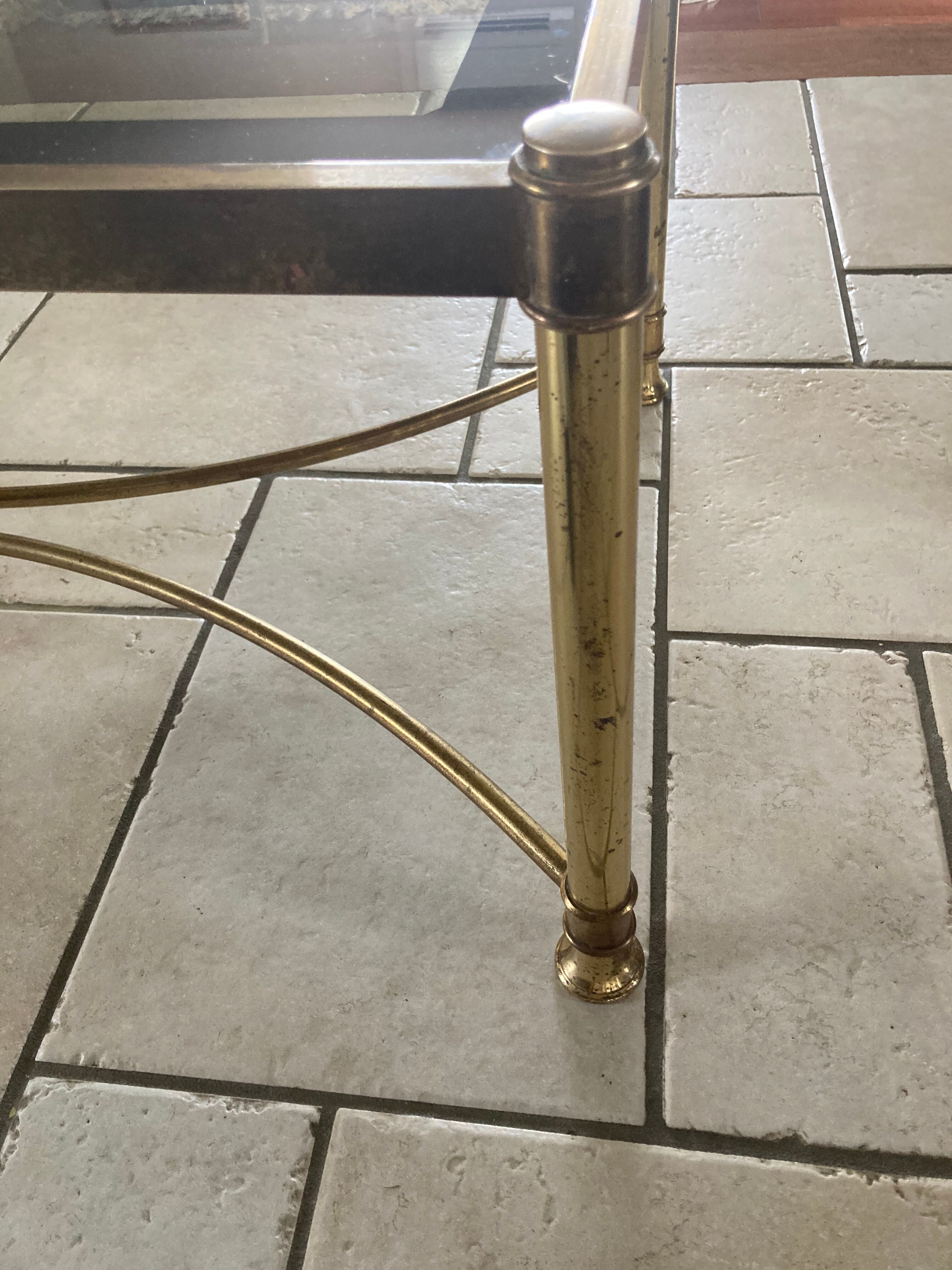 Coffee table in glass and gold metal