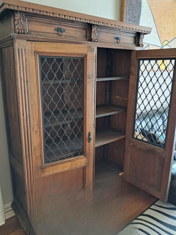 Petite armoire bibliothèque