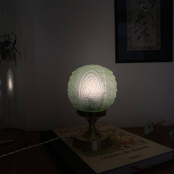Lampe de table globe en verre art déco ancien moulé vert et pied en laiton