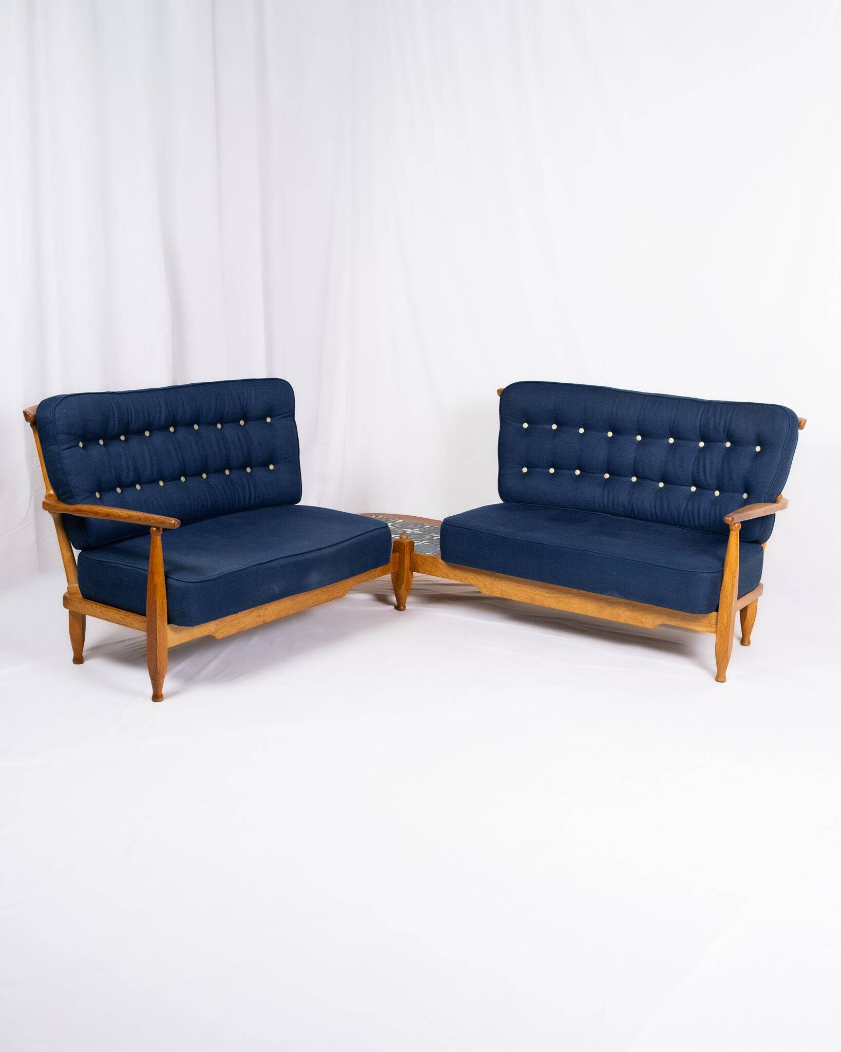 Grande banquette éventail d'angle en chêne, Guillerme et Chambron, 1970s