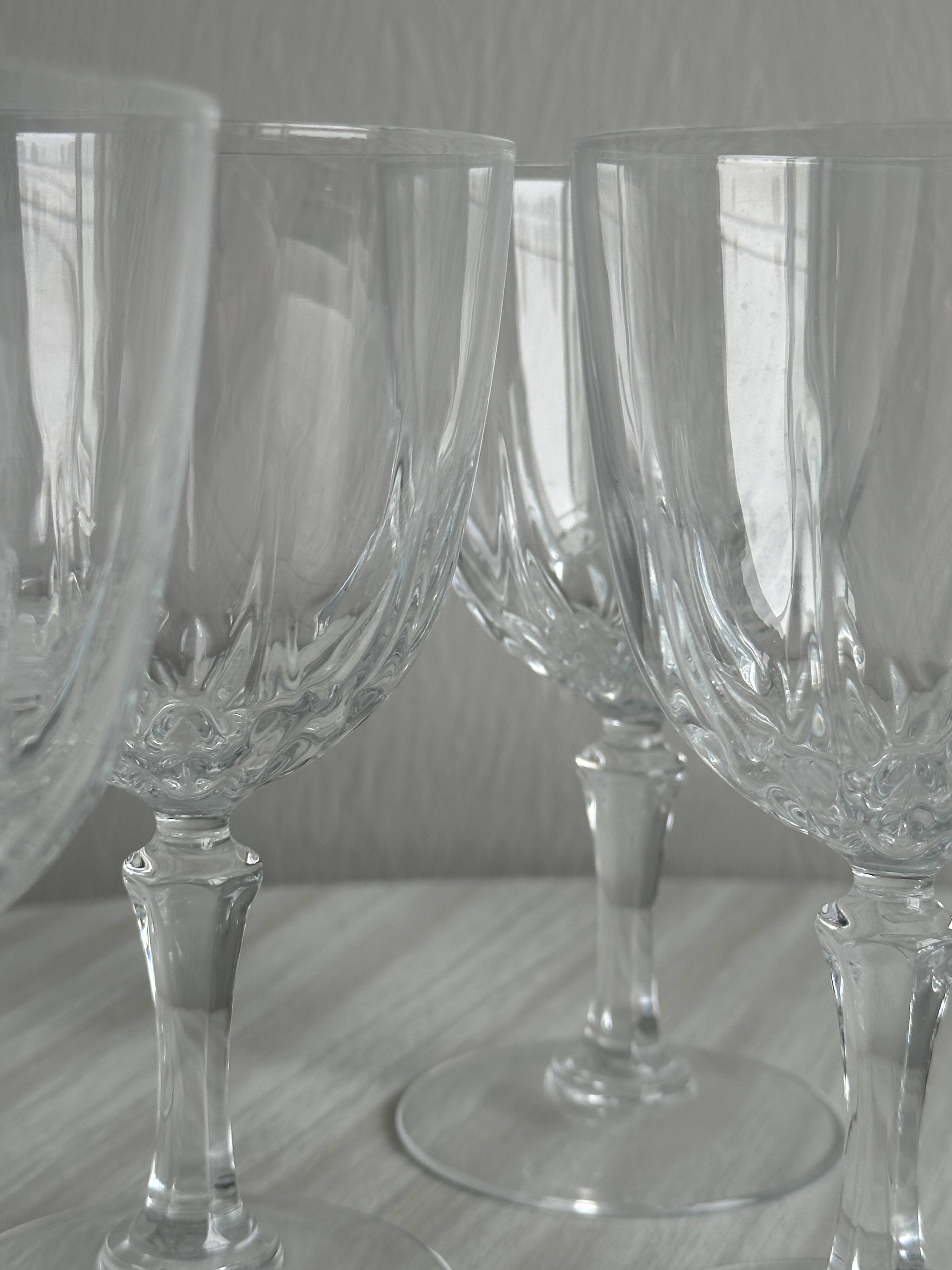 5 grands verres à vin / eau en cristal.