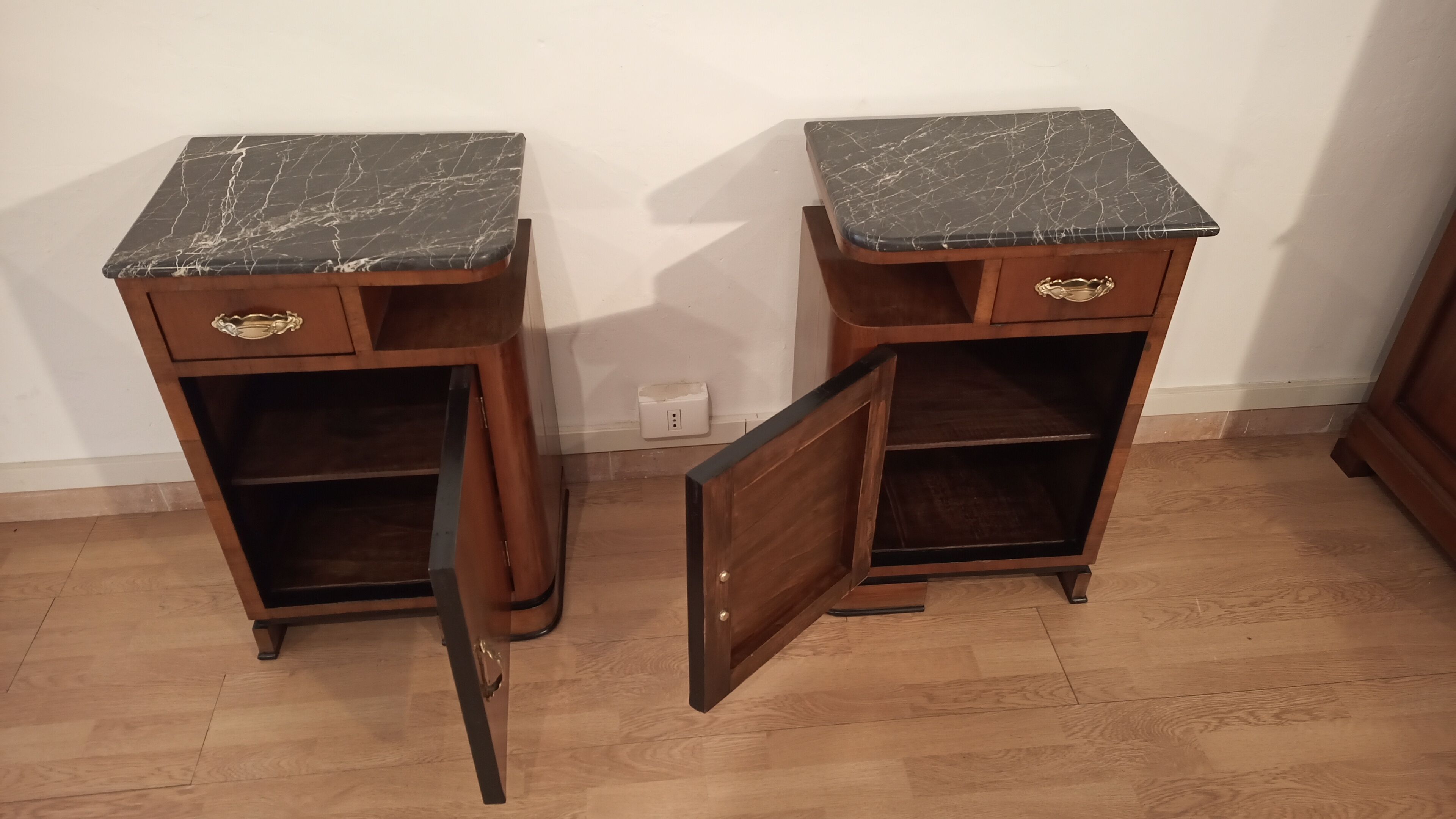 Tables de chevet italiennes Art Déco en noyer, Set de 2