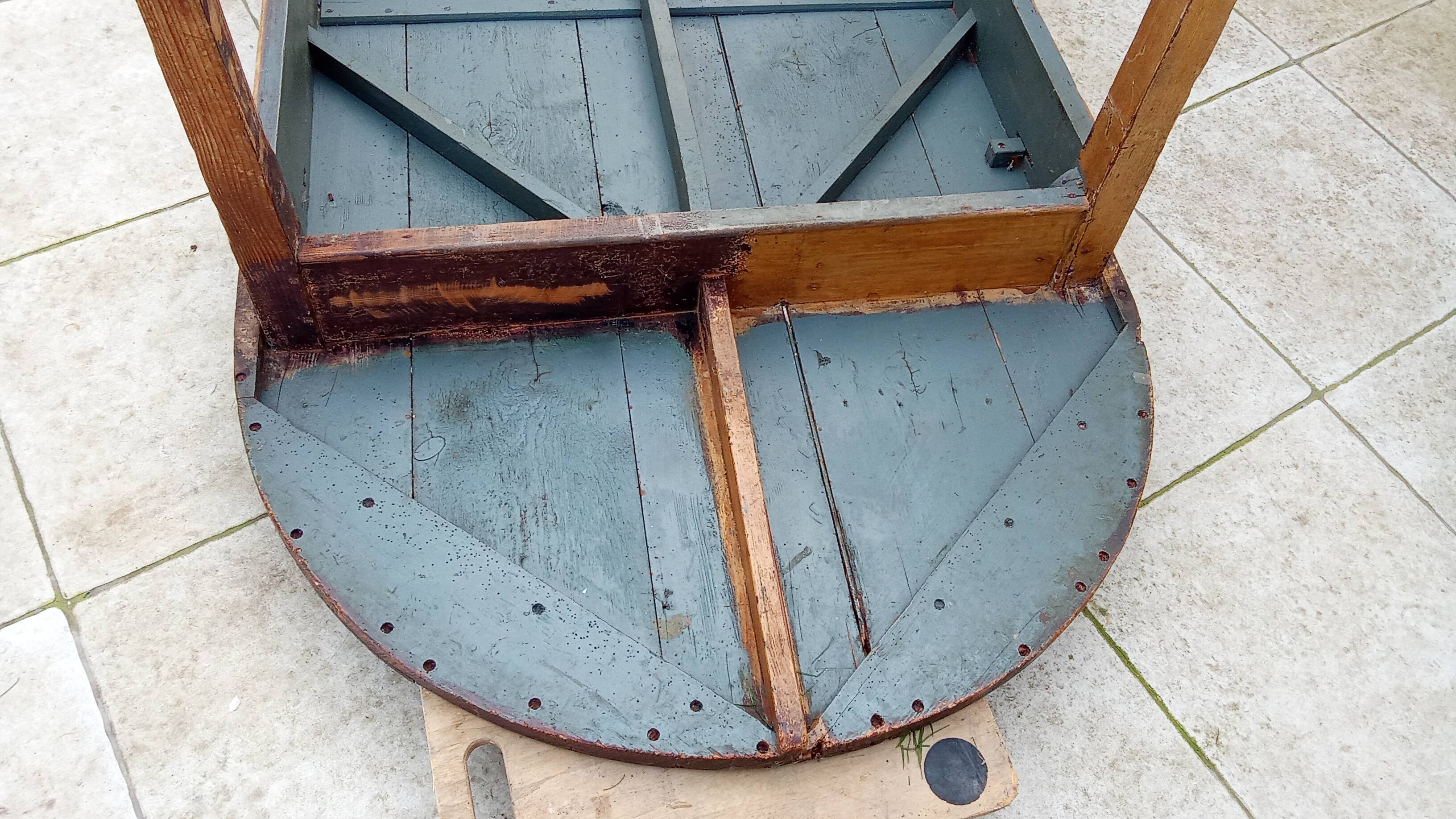 Old oval farm table 2m42