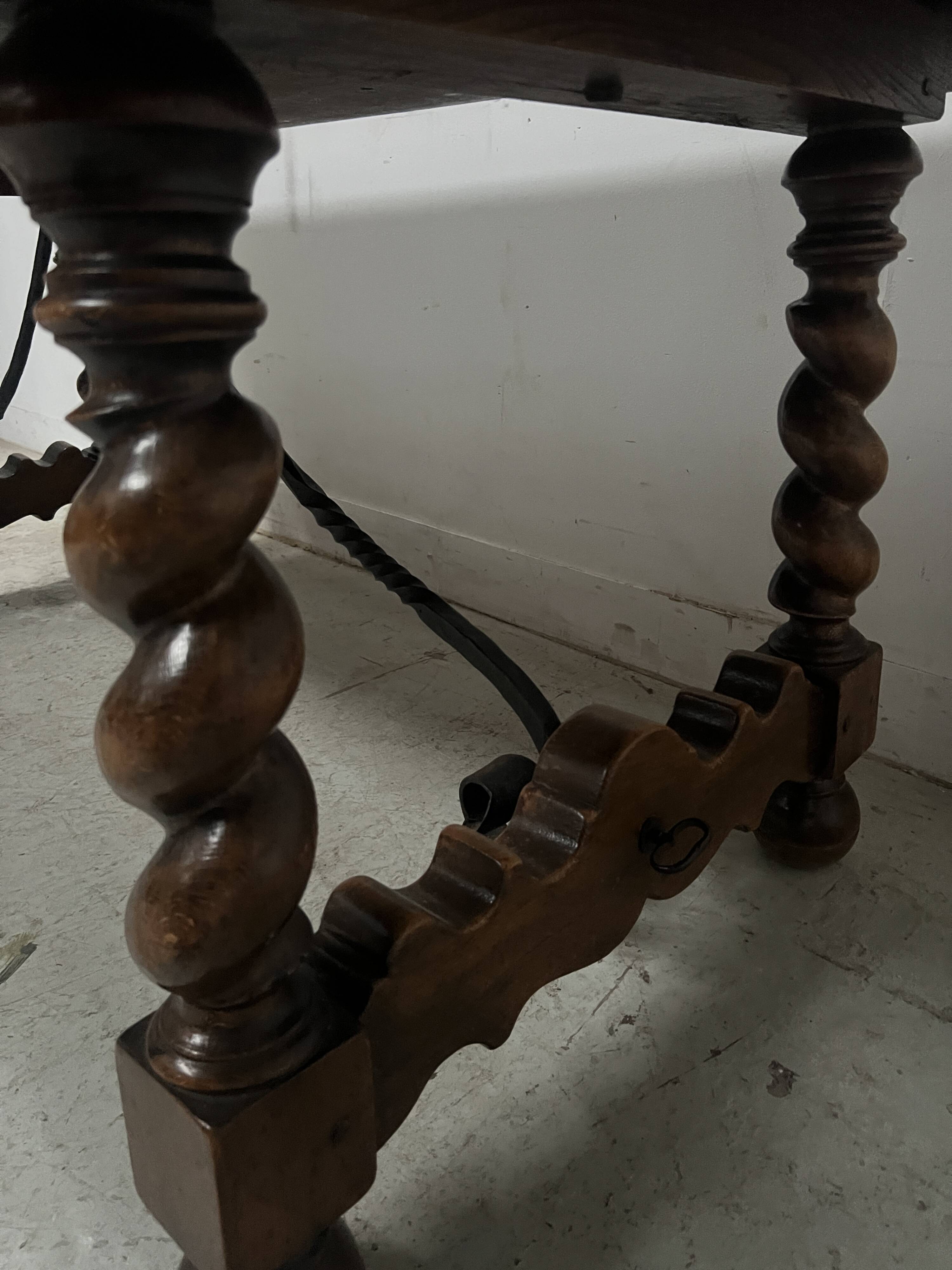 Monastery table with twisted legs in solid walnut, 19th century.