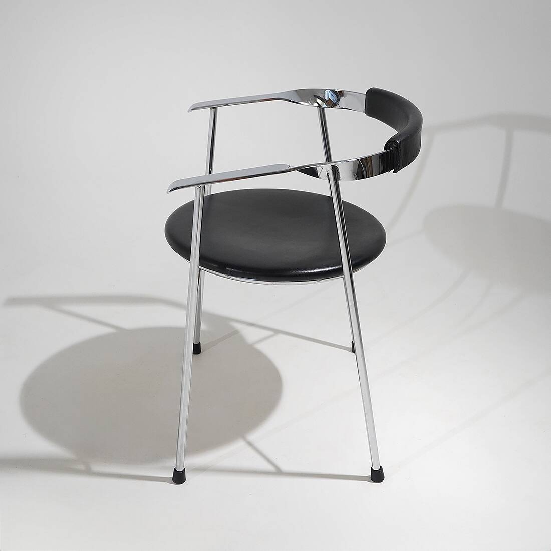 4 chaises en métal chromé et cuir noir, années 1980