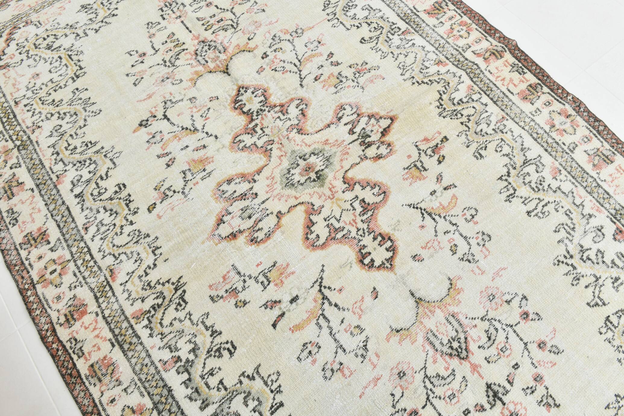6x9 Persian Classic Cream & Black Vintage Rug, 183x287Cm