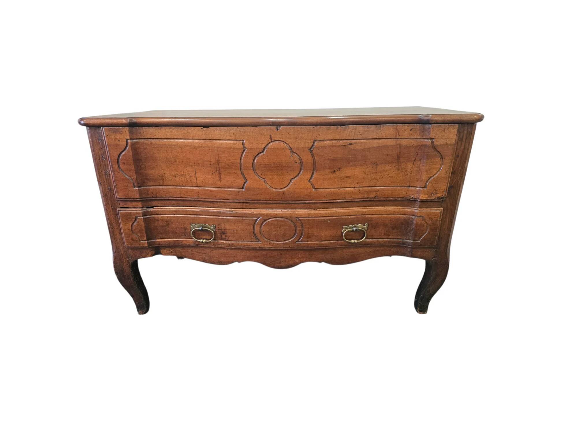 Regional walnut commode, Louis XV style – late 18th / early 19th century