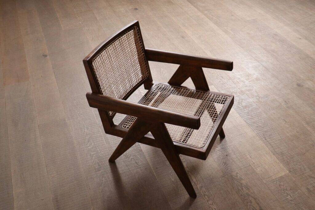 Chaises longues Pierre Jeanneret PJ-SI-29-A en teck et en rotin, années 1950.