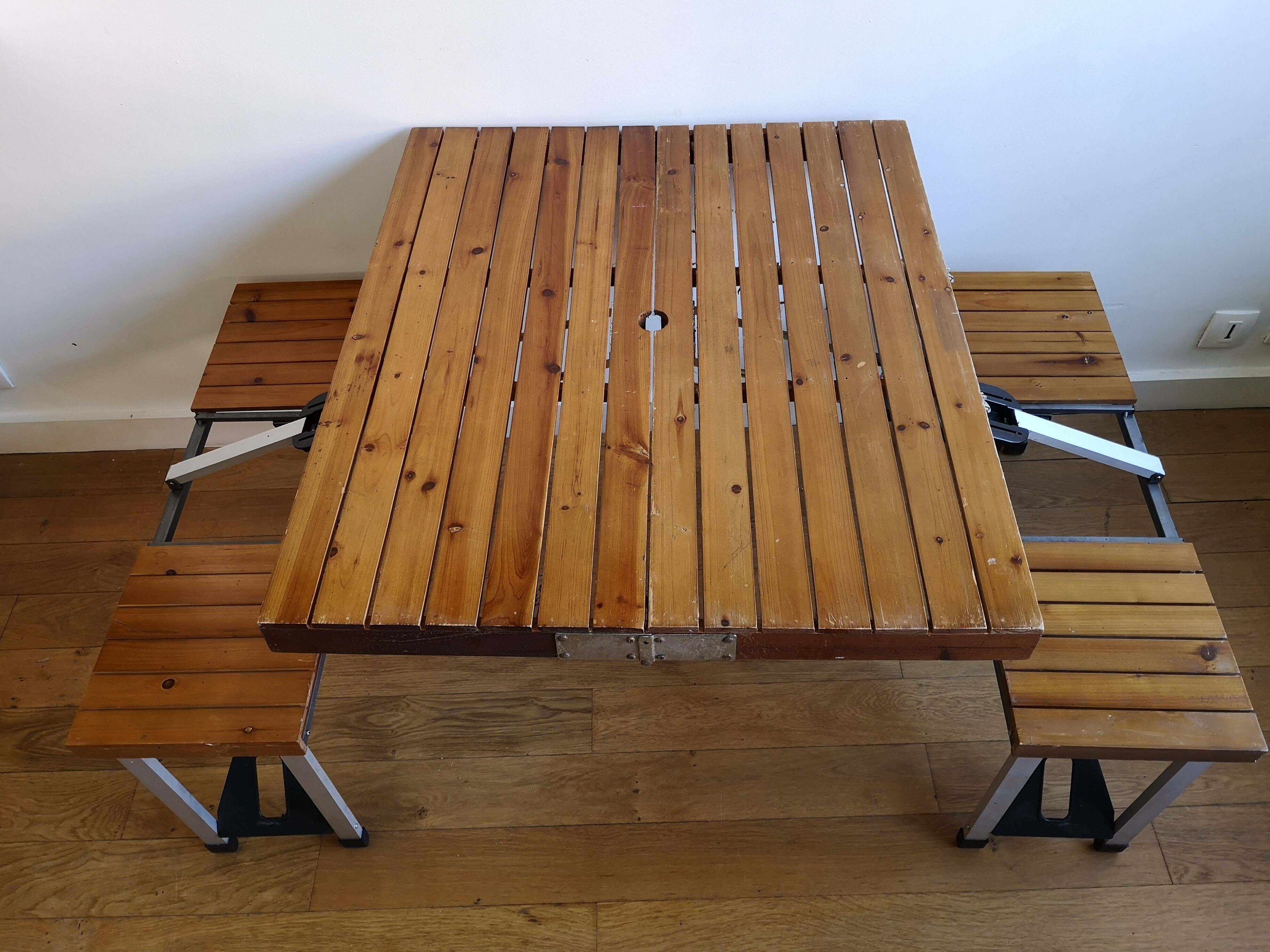 Folding wood picnic table