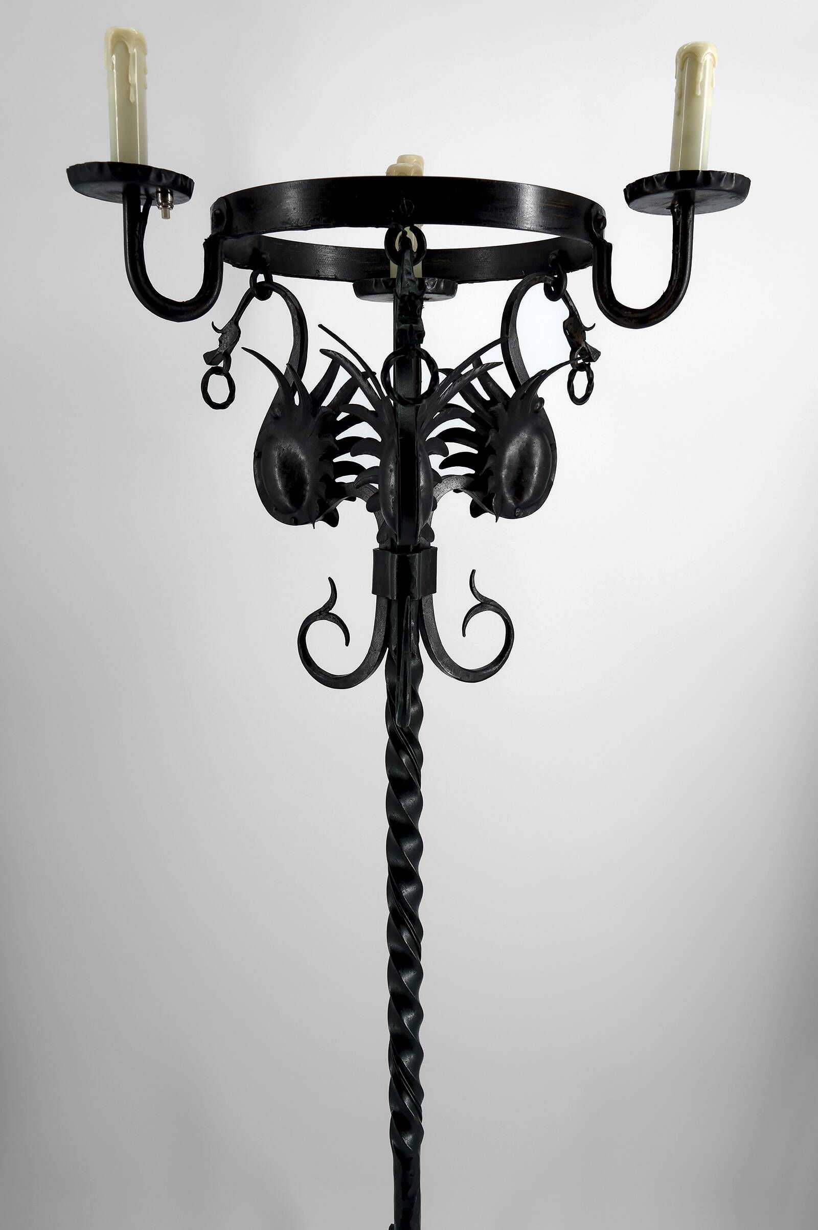Important lampadaire en fer forgé à décor de dragons, Italie, vers 1900