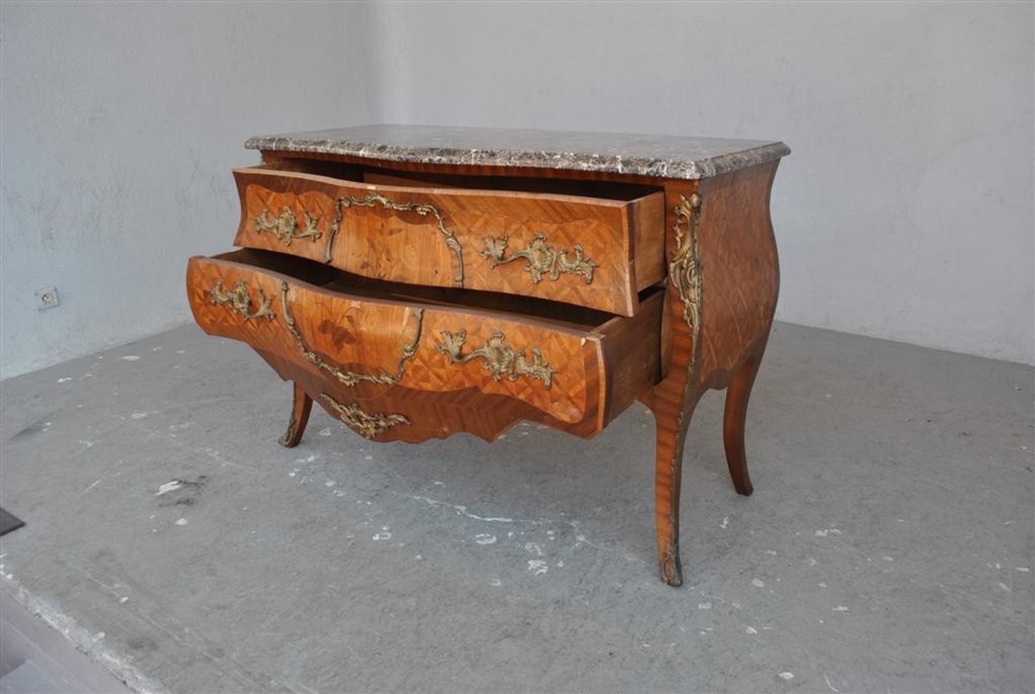 Commode de style Louis XV marbre brèche bronze doré XIXème