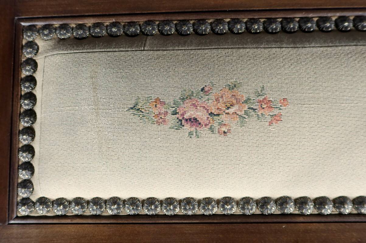 Coffre à linge de palier en hêtre et noyer massif, style louis xiii – fin xixe