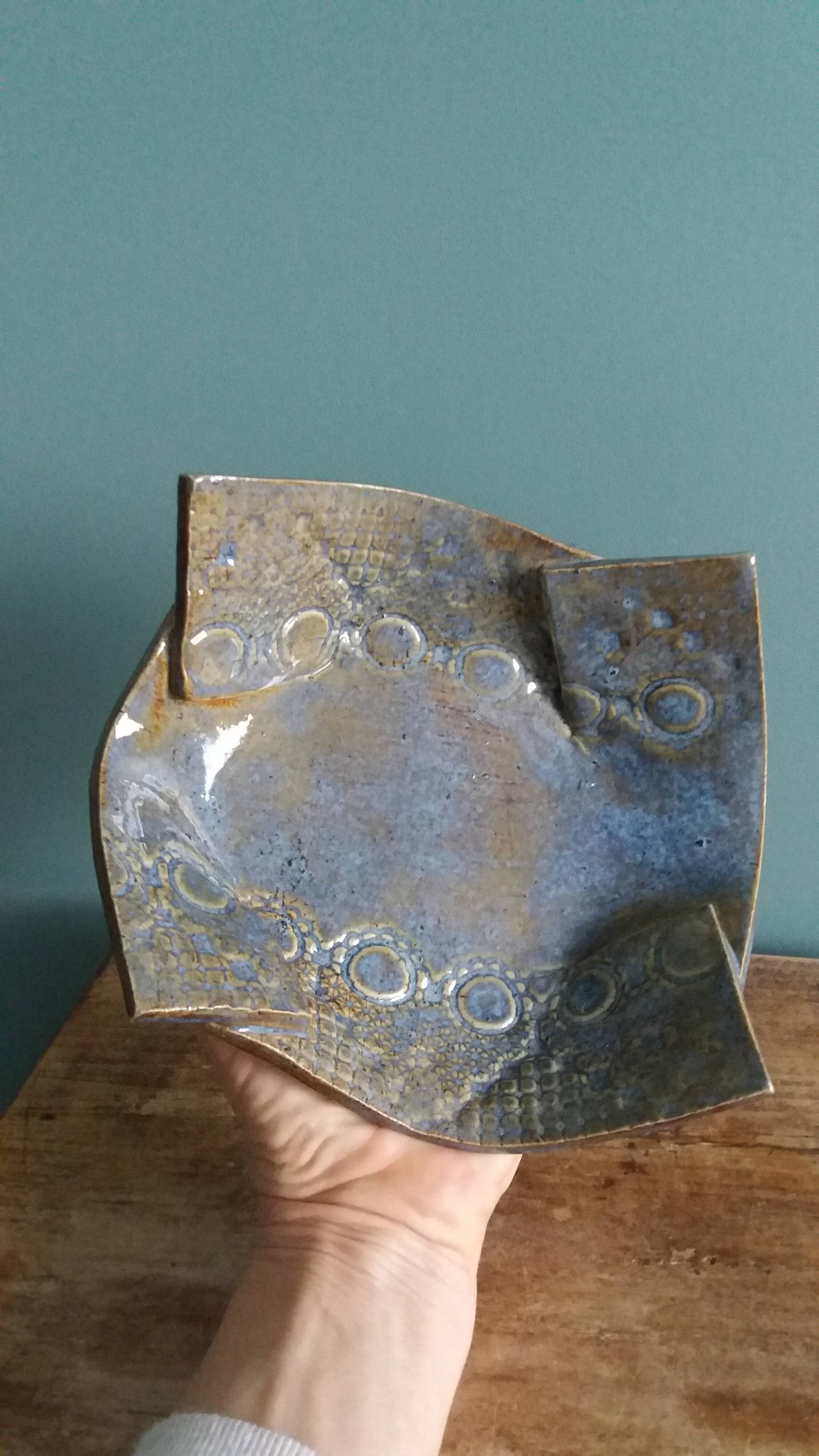 AP ceramic trinket tray with lace-like embroidery effect