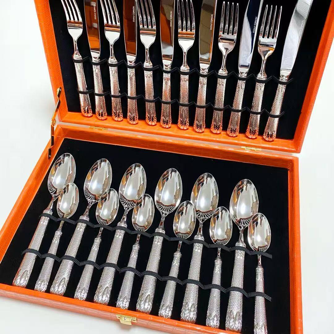 Set de couverts en cuir d'hermès à motif serpent – Sur mesure