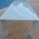 Table basse en verre et métal blanc cassé