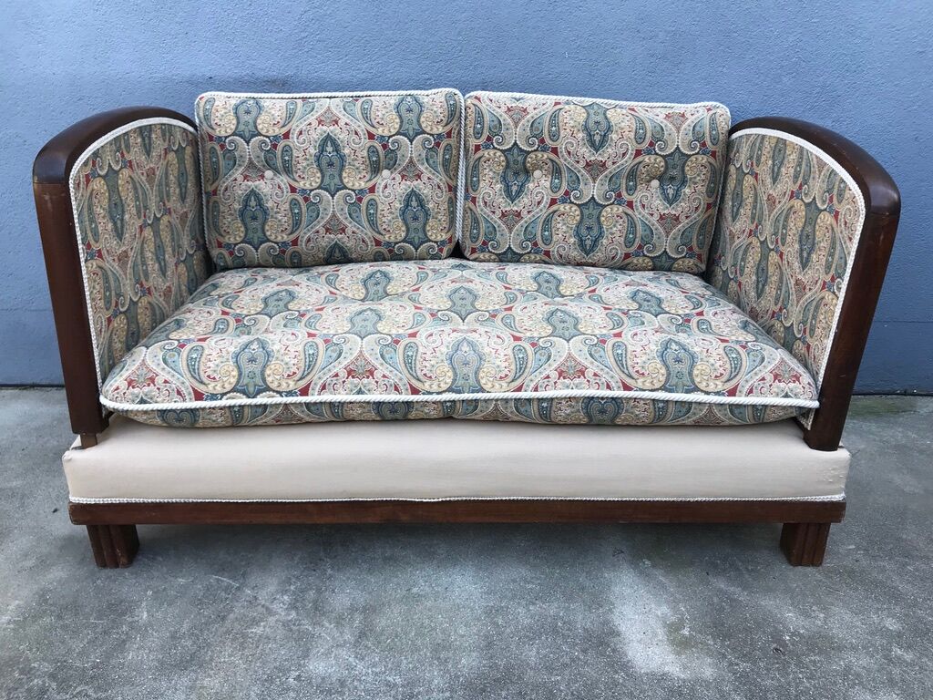 Bench reads art deco