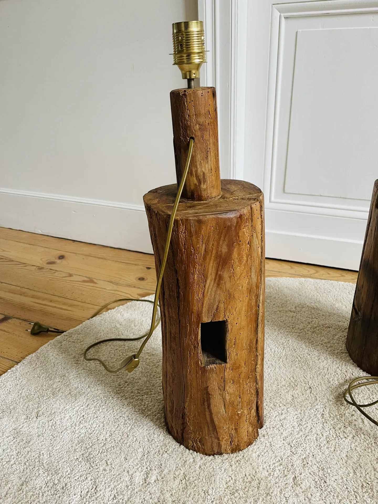 Lampe en bois brutaliste