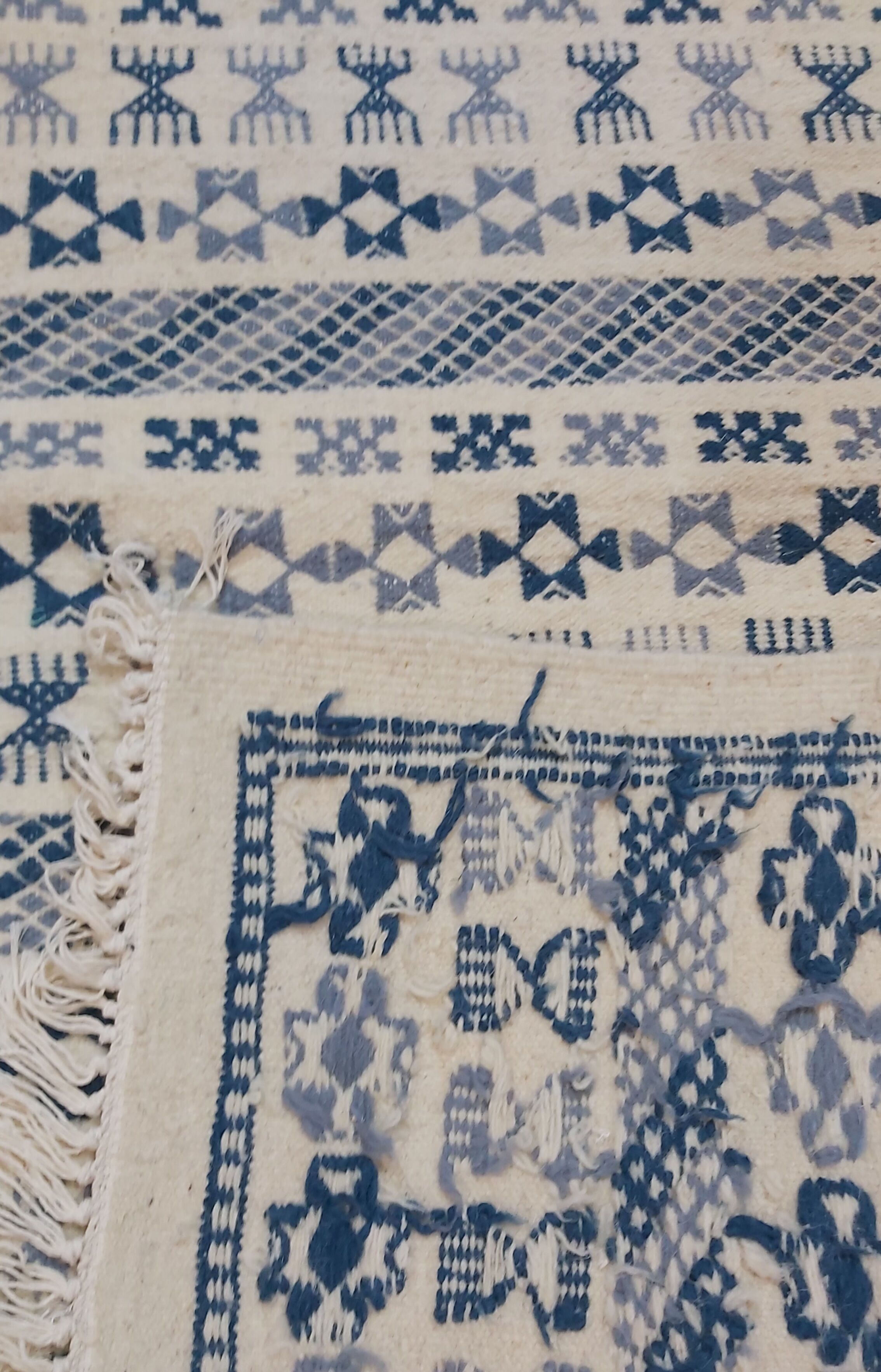 Tapis blanc et bleu ethnique fait main