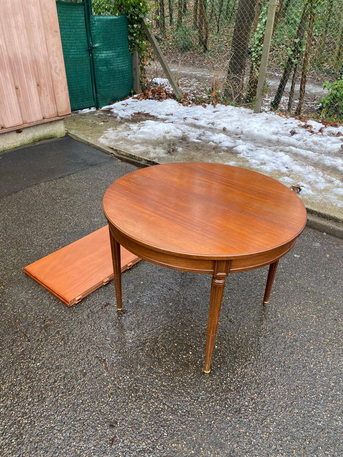 Round extendable dining table in Louis XVI style, 100cm with 2 extensions.