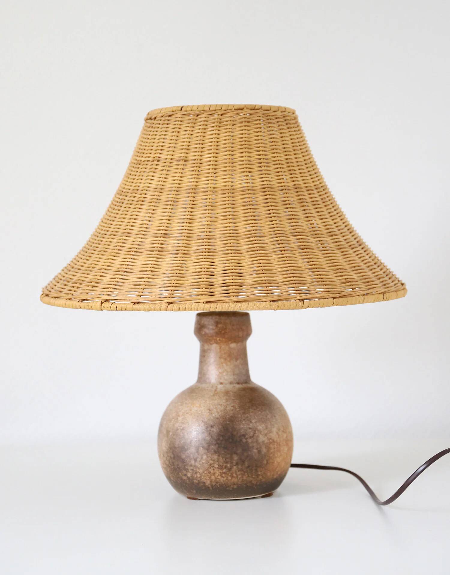 Table lamp – Vintage 60s ceramic and rattan shade