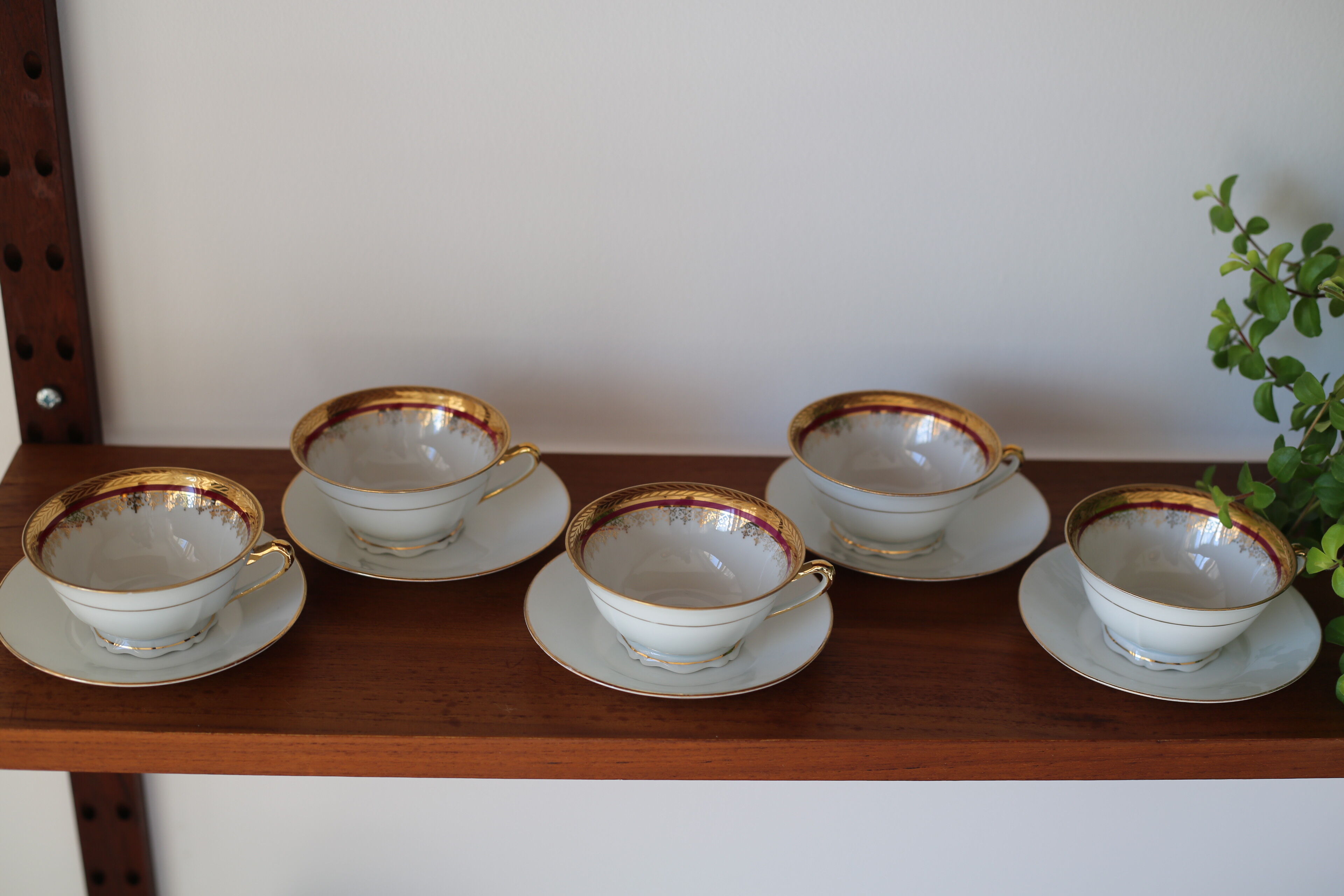 Vintage coffee cups made of fine Limoges porcelain - Raspberry and golden décor