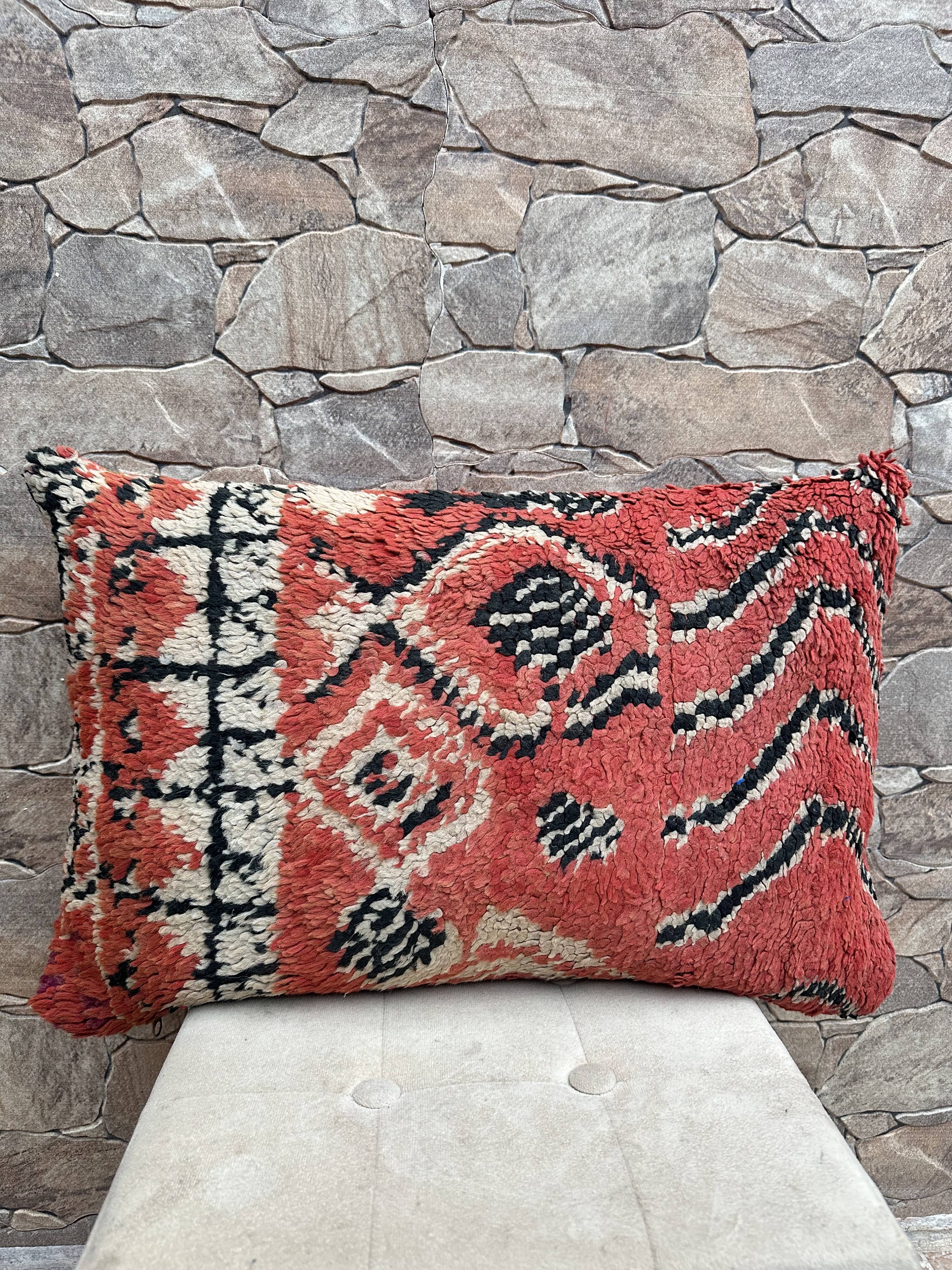 Vintage Berber Kilim cushion cover: Moroccan wool cushion