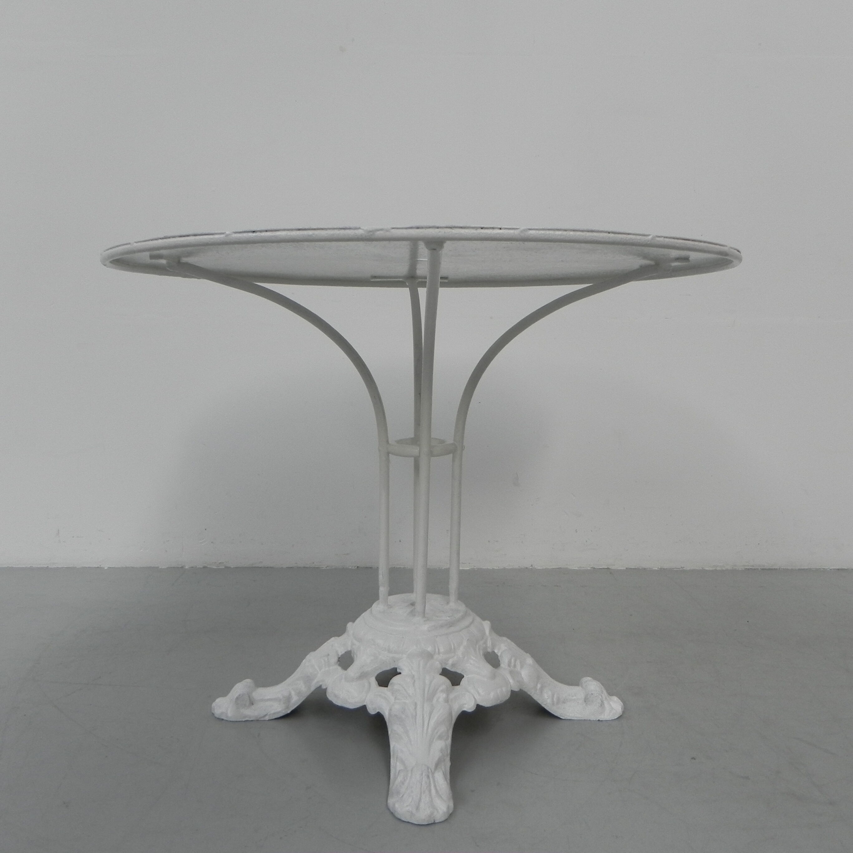 Table de jardin en acier avec base en fonte