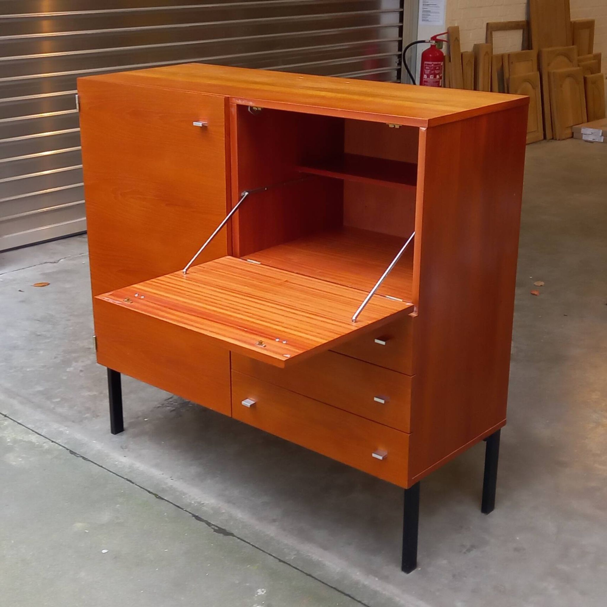Sideboard Pierre Guariche Meurop modèle 1293 en Teck