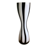 Vase en verre soufflé a rayures noir et blanc