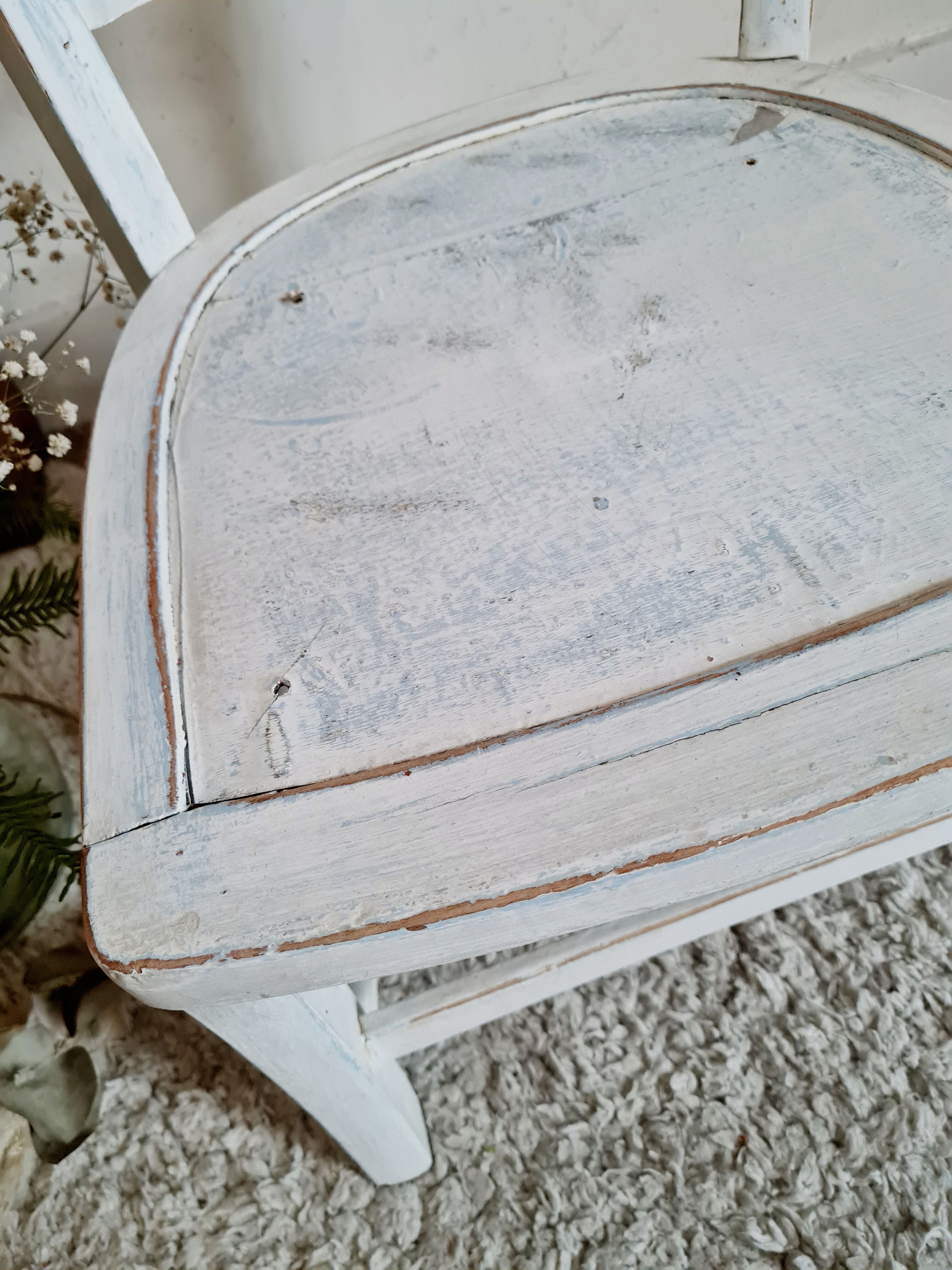Chaise bistrot en bois ancienne patine blanche