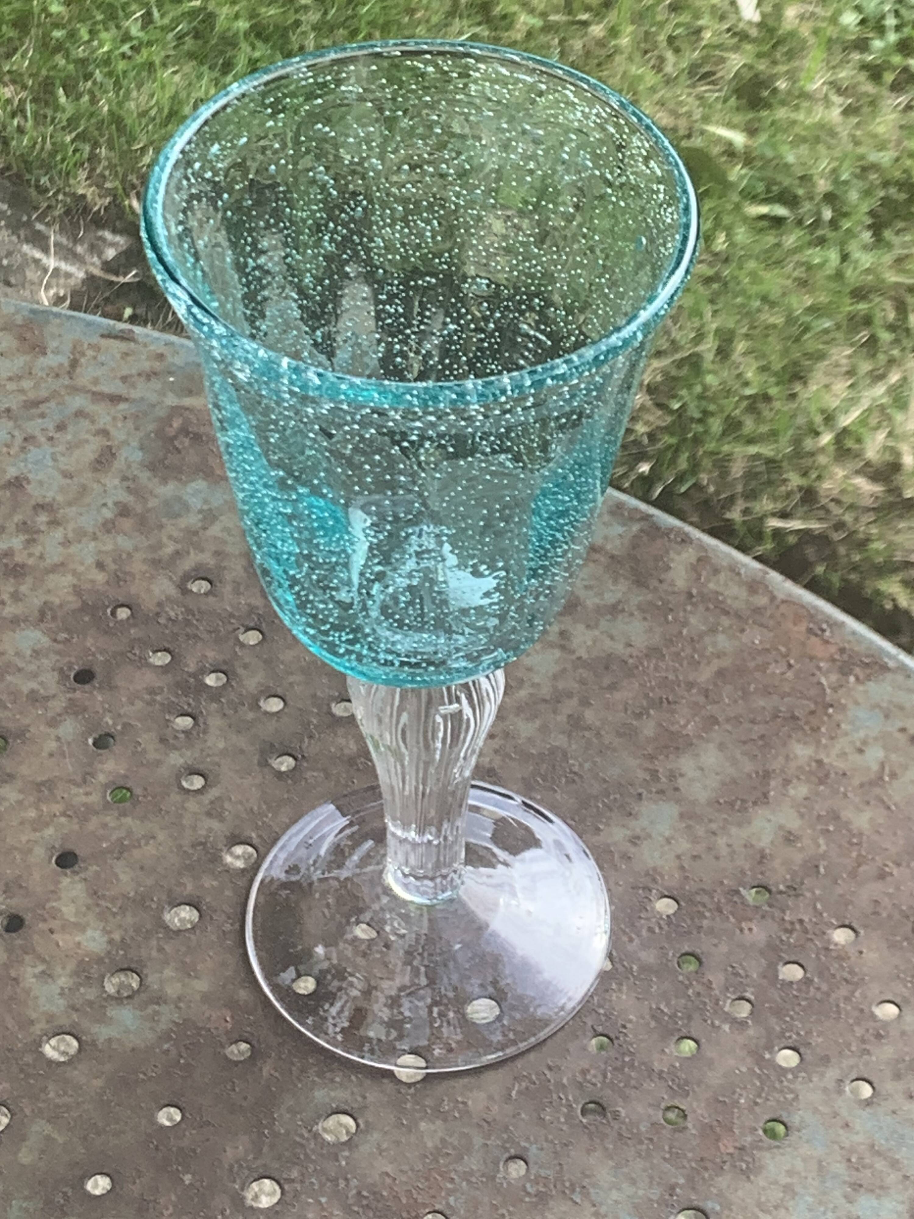 Lot de 4 grands verres a vin en verre soufflé et bullé de couleur vert, vin
