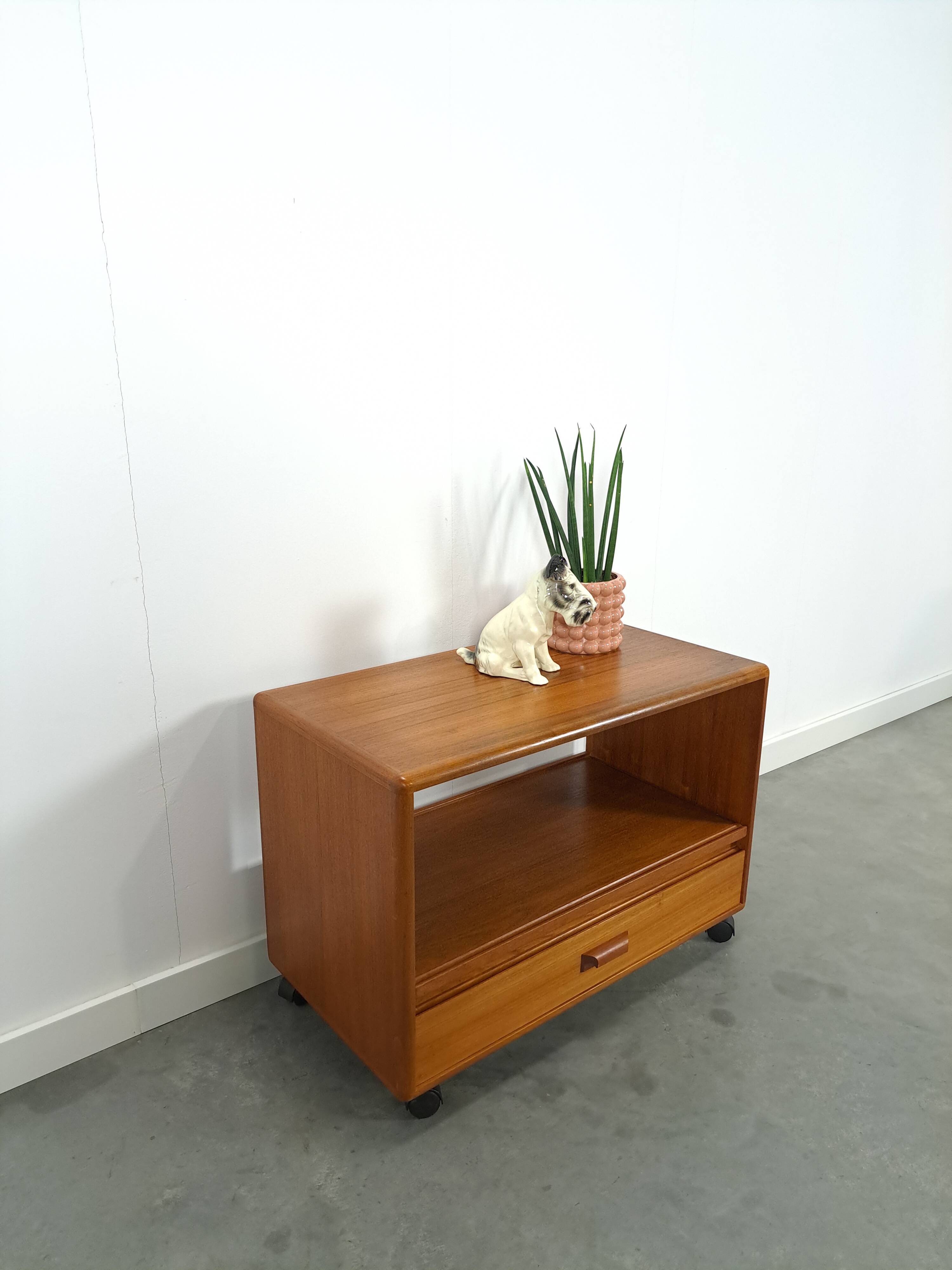 Meuble audio TV sur roulettes design danois en teck Dyrlund