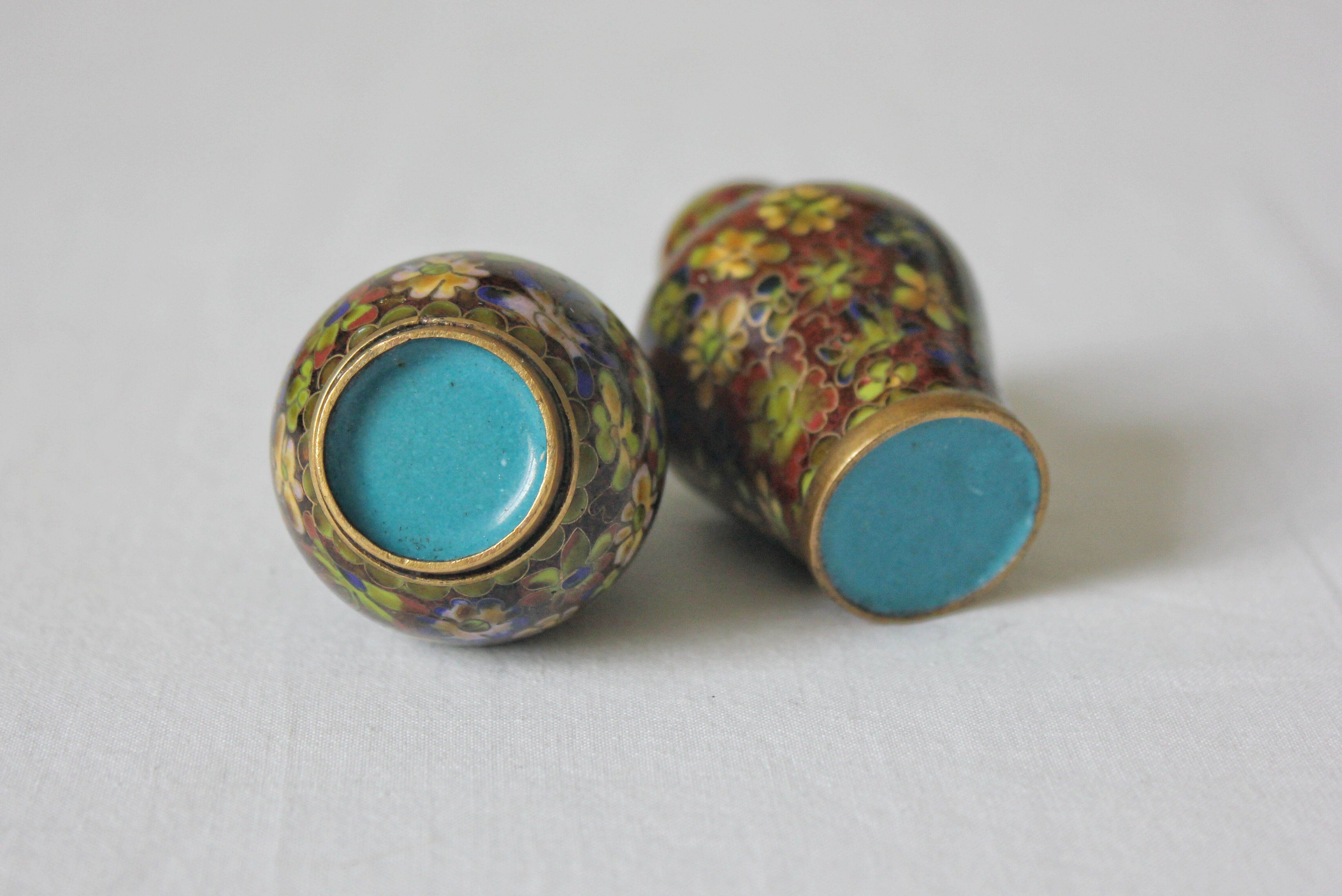 Salt shaker and pepper shaker in brass and vintage cloisonné enamel